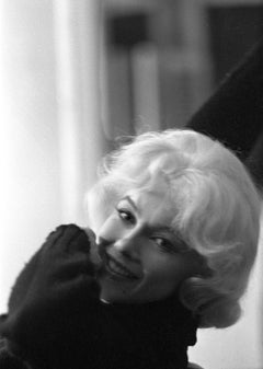 Photographie de Marilyn Monroe en pull noir par Lawrence Schiller, 32/75
