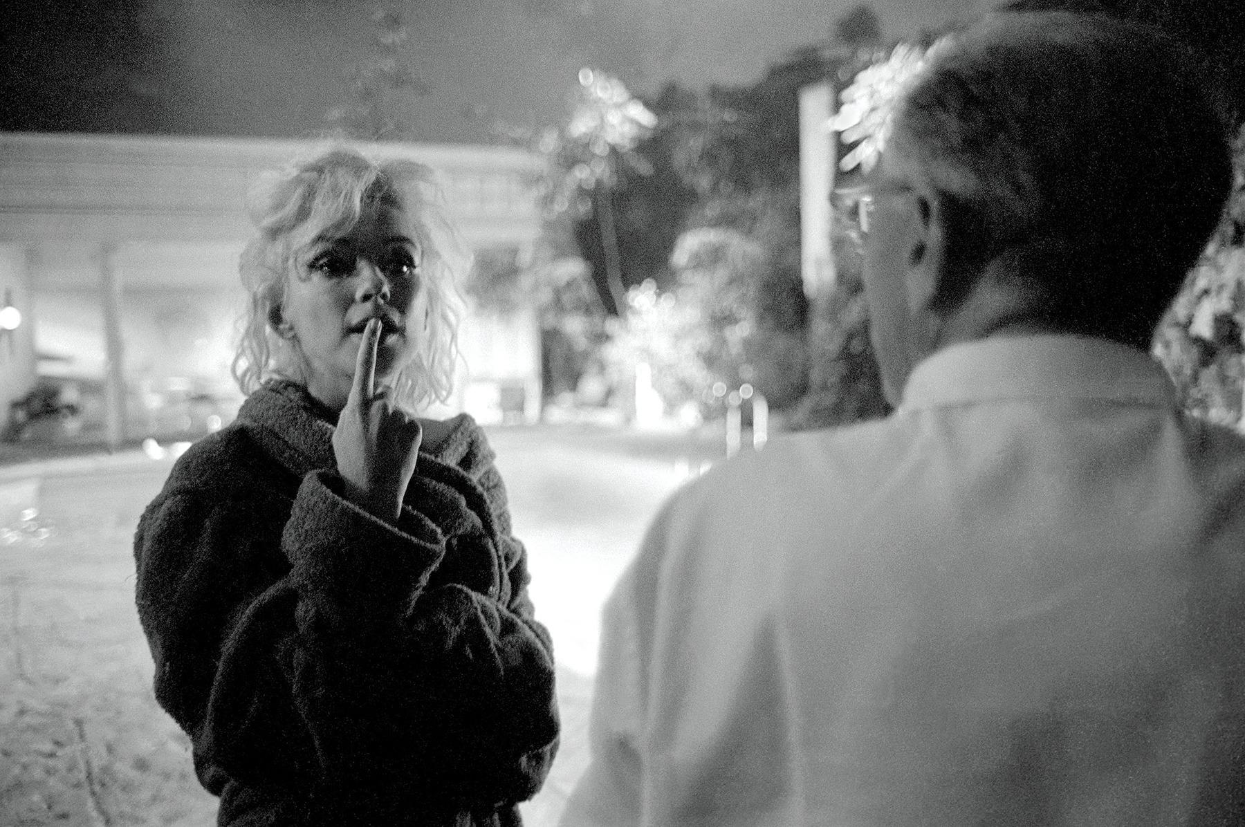 Marilyn Monroe-Fotografie auf Filmset, 32/75 (Grau), Black and White Photograph, von Lawrence Schiller