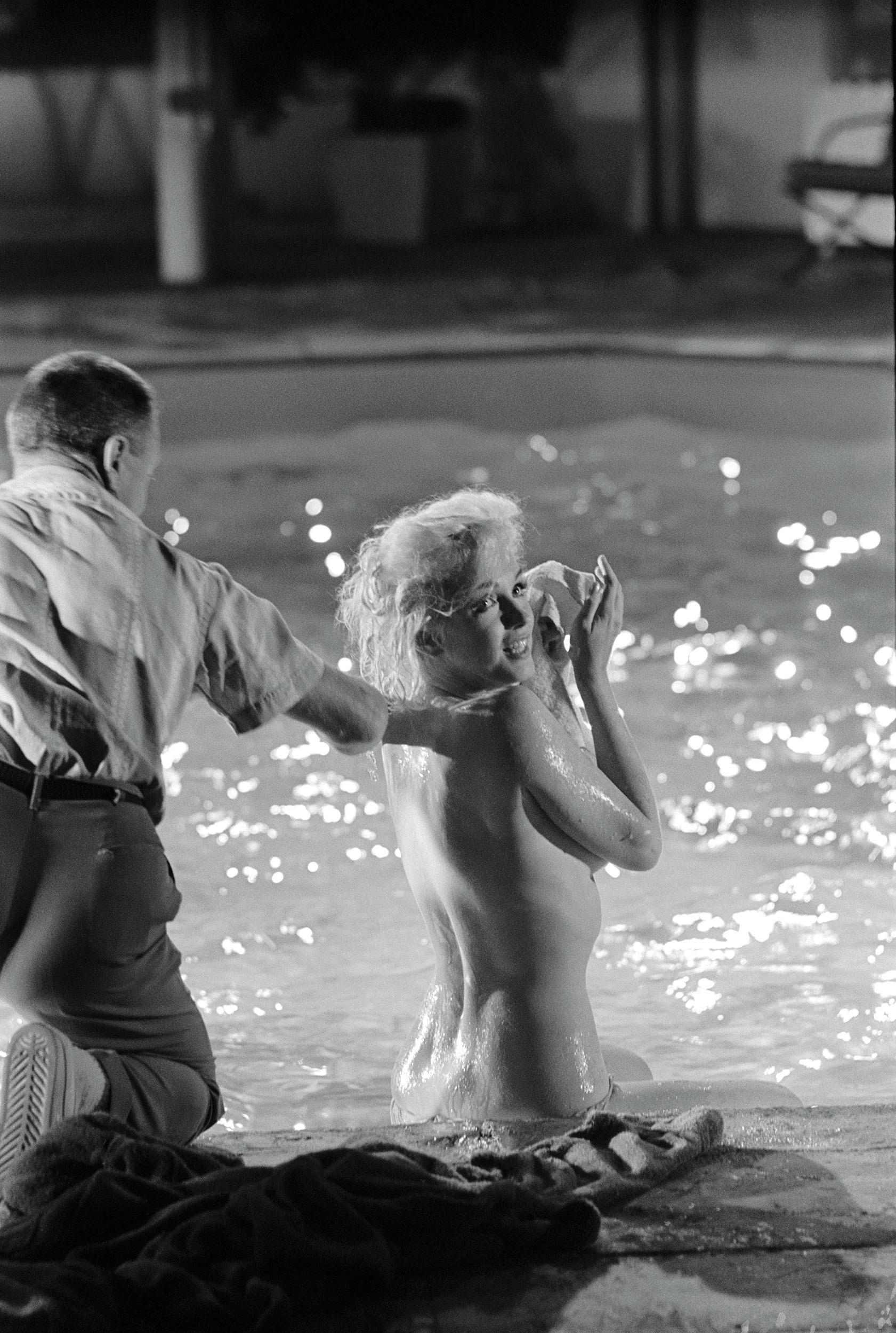 Marilyn Monroe, unbekleidete Marilyn Monroe-Fotografie, Poolside von Lawrence Schiller, 19/75 im Angebot 1