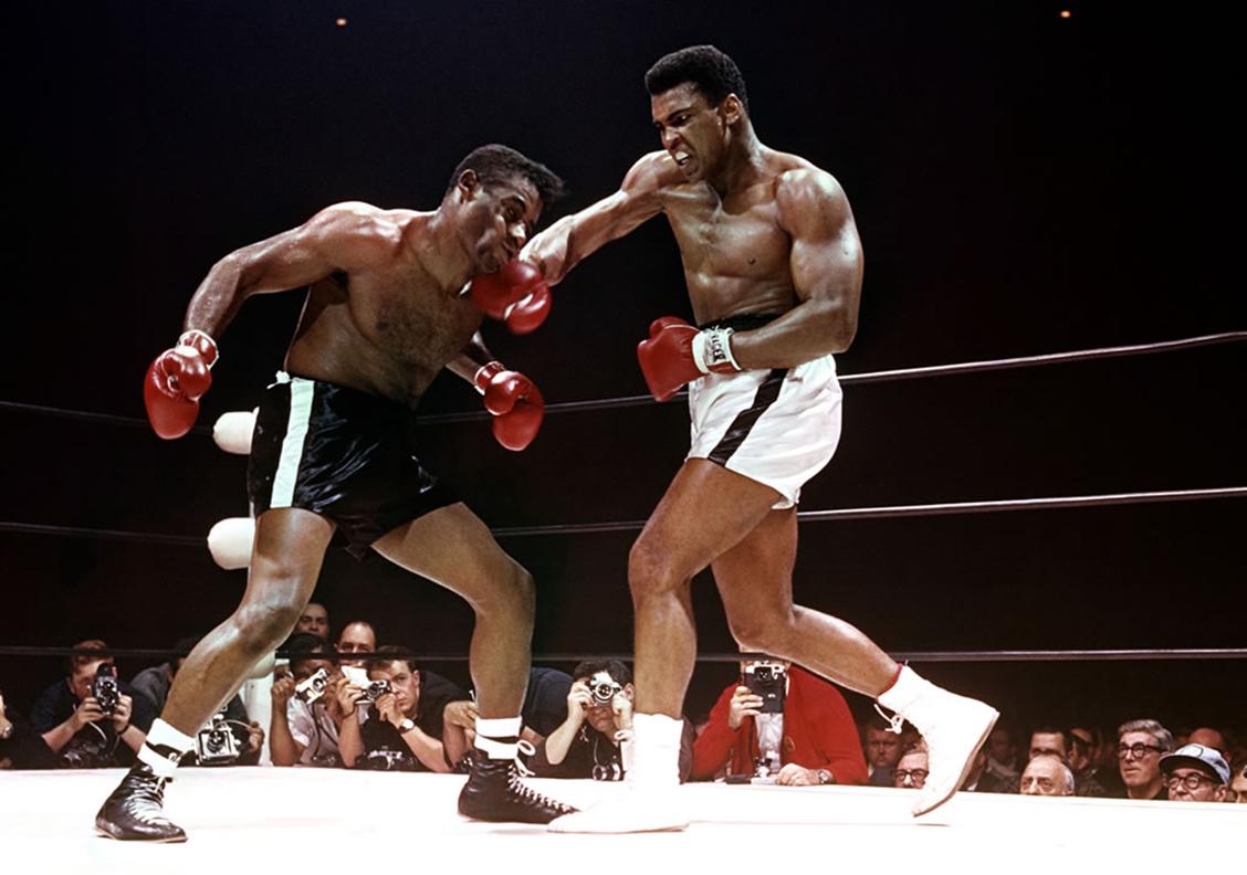 Color Photograph Lawrence Schiller - Muhammad Ali vainqueur de Floyd Patterson, Las Vegas