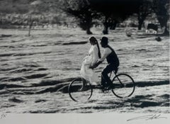 Paul Newman und Katherine Ross auf dem Fahrrad, 1968 von Lawrence Schiller