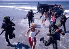 Modelos de Traje de Baño y Marines, 1963 por Lawrence Schiller - San Diego, California