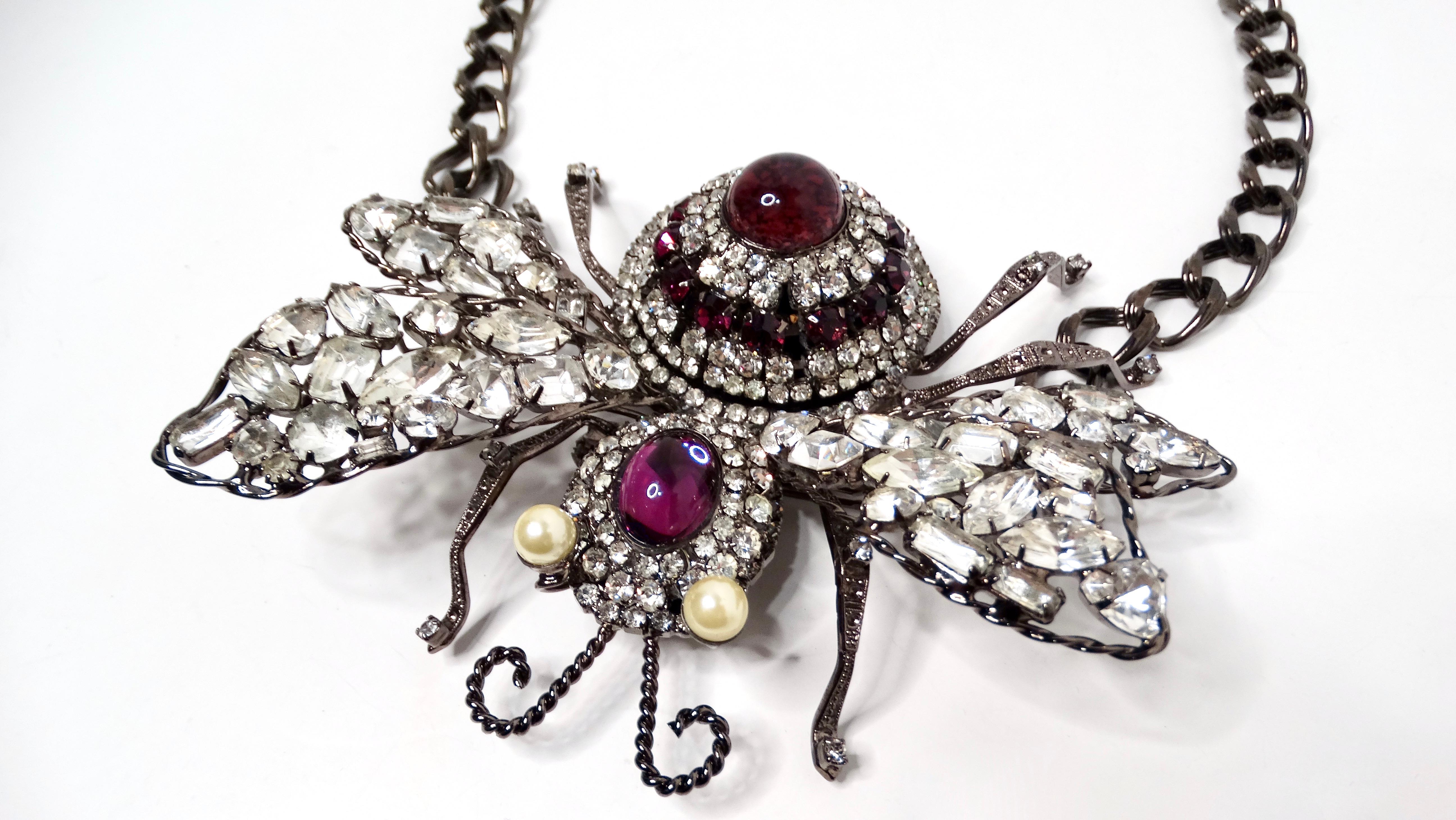 Ti presentiamo la splendida collana o spilla Lawrence Vrba Large Lux Embellished Bee Statement, un pezzo spettacolare che mette in mostra la maestria e l'attitudine all'opulenza del designer. Realizzato in argento sterling e impreziosito da strass