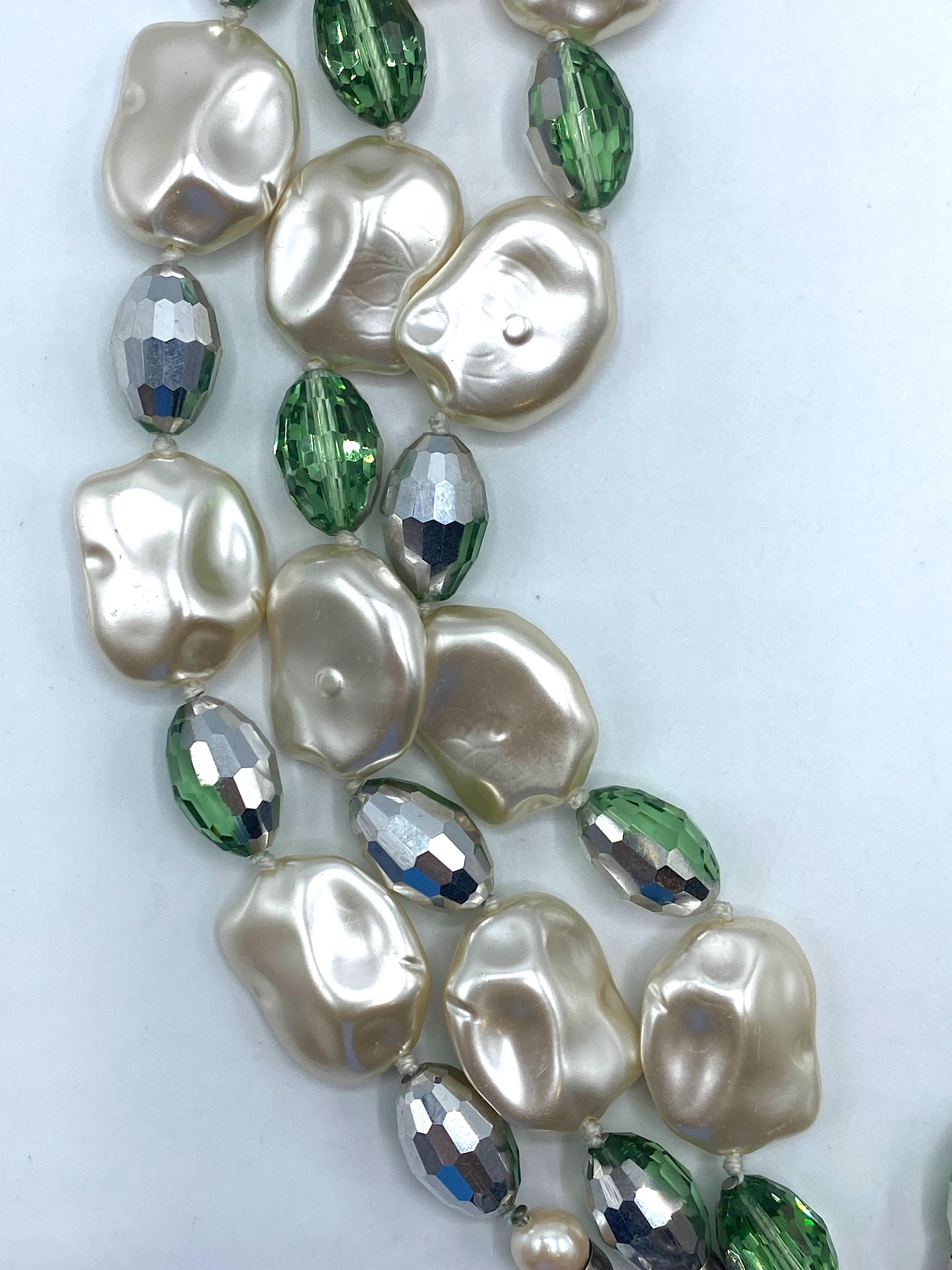 Collana di perle e cristalli Lawrence Vrba con spilla a grappolo staccabile In condizioni buone in vendita a New York, NY