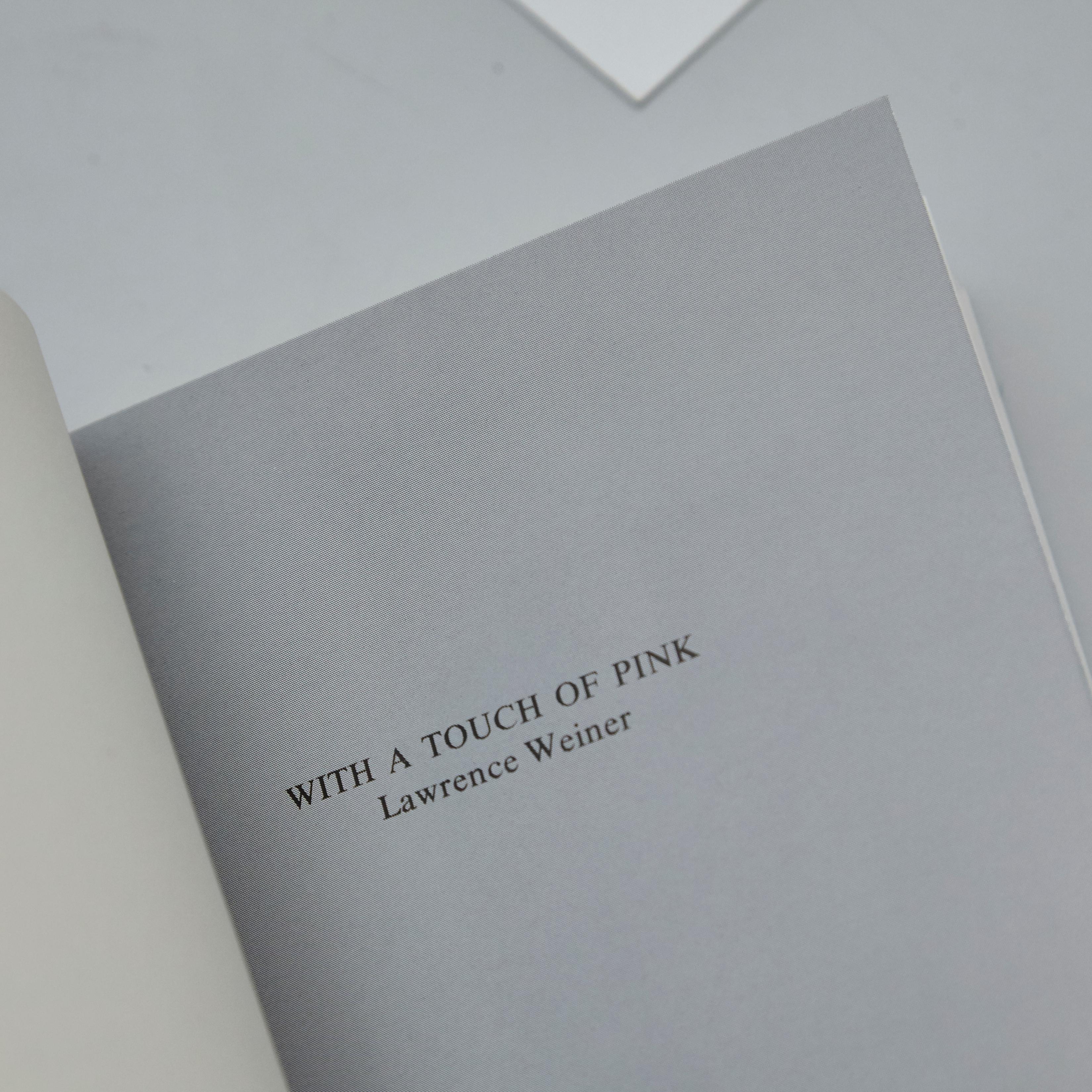 Lawrence Weiner, Buch und Tattoo in limitierter Auflage, South London Gallery, 2014 (Britisch) im Angebot
