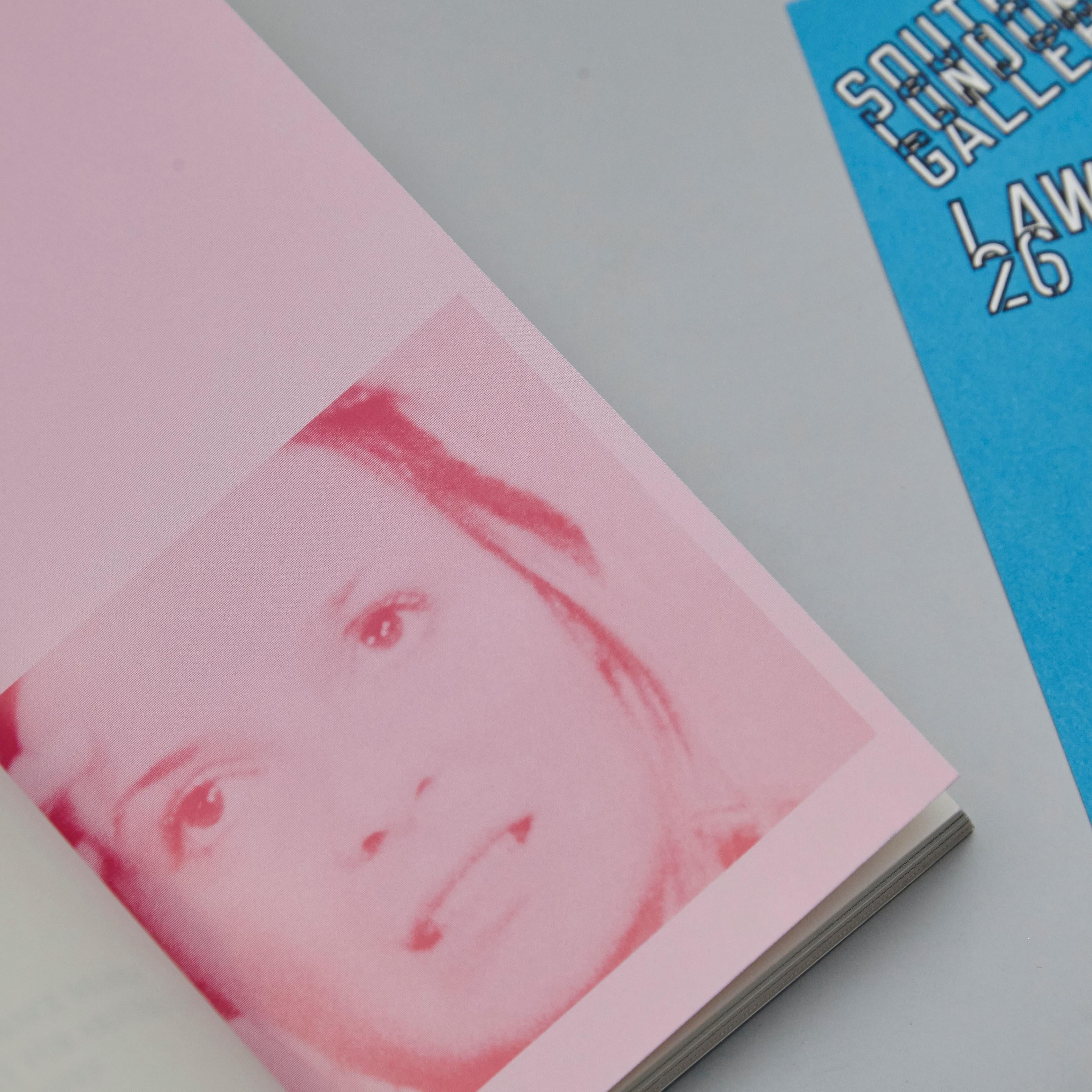 Papier Livre et tatouage en édition limitée de Lawrence Weiner, Galerie South London, 2014 en vente