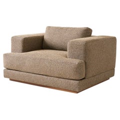 Sillón Bosque XL de Lawson-Fenning, de nogal macizo y con cojín tapizado