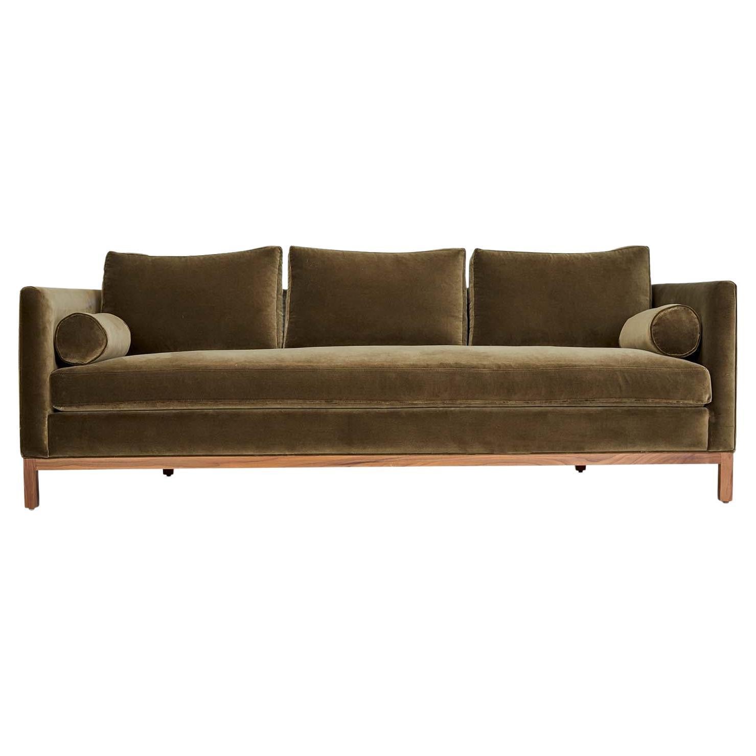 Lawson-Fenning-Sofa mit geschwungenem Rücken, grüner Samt und massives Walnussholz, modernes Sofa
