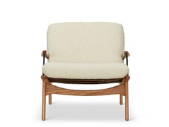 Poltrona Lawson-Fenning, in rovere massiccio e boucle bianco, sedia da salotto moderna