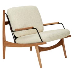 Poltrona Lawson-Fenning, in rovere massiccio e boucle bianco, sedia da salotto moderna