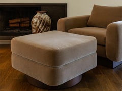 Pouf « Lawson-Fenning Mesa », en mohair et noyer massif, pouf moderne