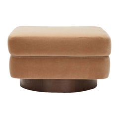 Pouf « Lawson-Fenning Mesa », en mohair et noyer massif, pouf moderne