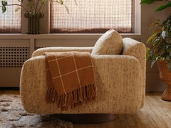 Fauteuil pivotant Lawson-Fenning Mesa, mohair marron et noyer, fauteuil de salon moderne