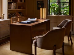 Lawson-Fenning Parkman Schreibtisch, Nussbaum mit Korkplatte und Bleistiftschubladen, moderner Schreibtisch