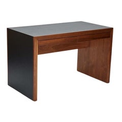 Lawson-Fenning Parkman Schreibtisch, Nussbaum mit Korkplatte und Bleistiftschubladen, moderner Schreibtisch