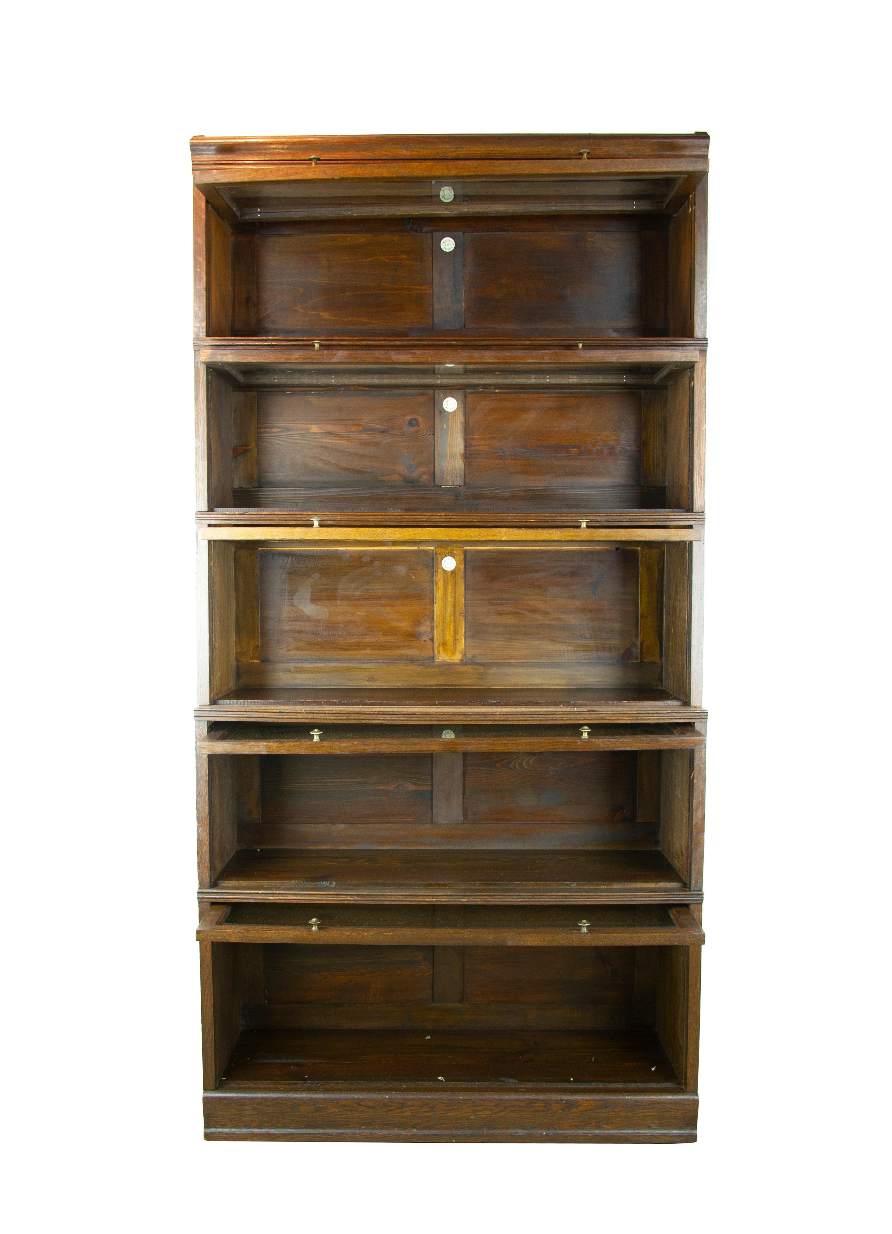 Lawyers bookcase, oak bookcase, barristers bookcase, 5 section bookcase, Scotland 1920, antique furniture, B1273.

Scotland 1920
Solid oak construction with original finish
Molded top
Five sections with original glass
Original brass