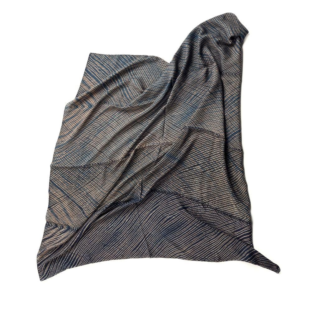 Écharpe Layaa en indigo, or et noir, imprimé Shibori classique, fabriquée à la main par des artisans en vente 4