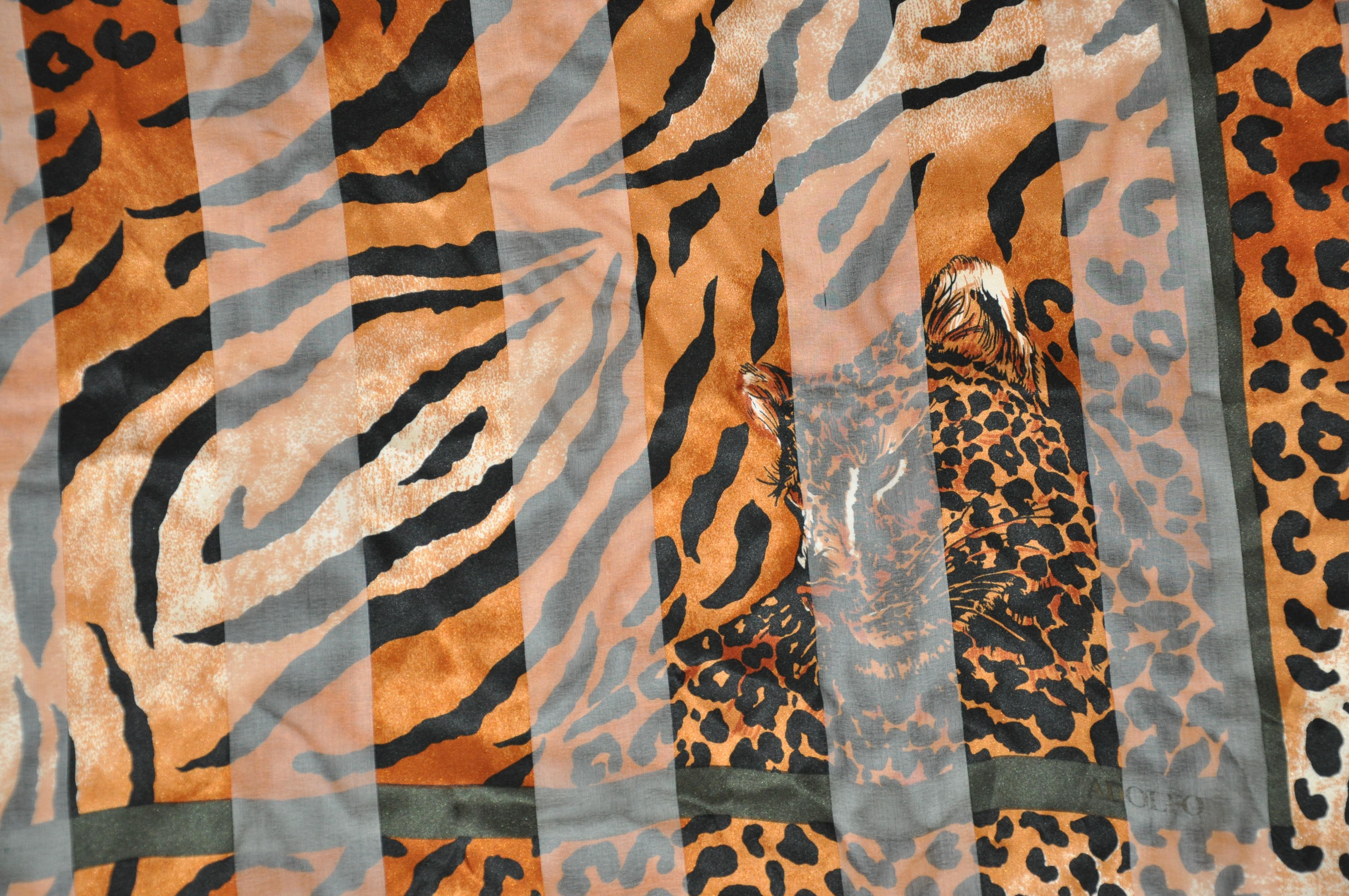     Este pañuelo de seda y gasa de seda con estampado de leopardo a rayas, maravillosamente elegante, está acentuado con bordes enrollados a mano. Fabricado en Italia, este pañuelo mide 33 cm y medio por 34 cm.
