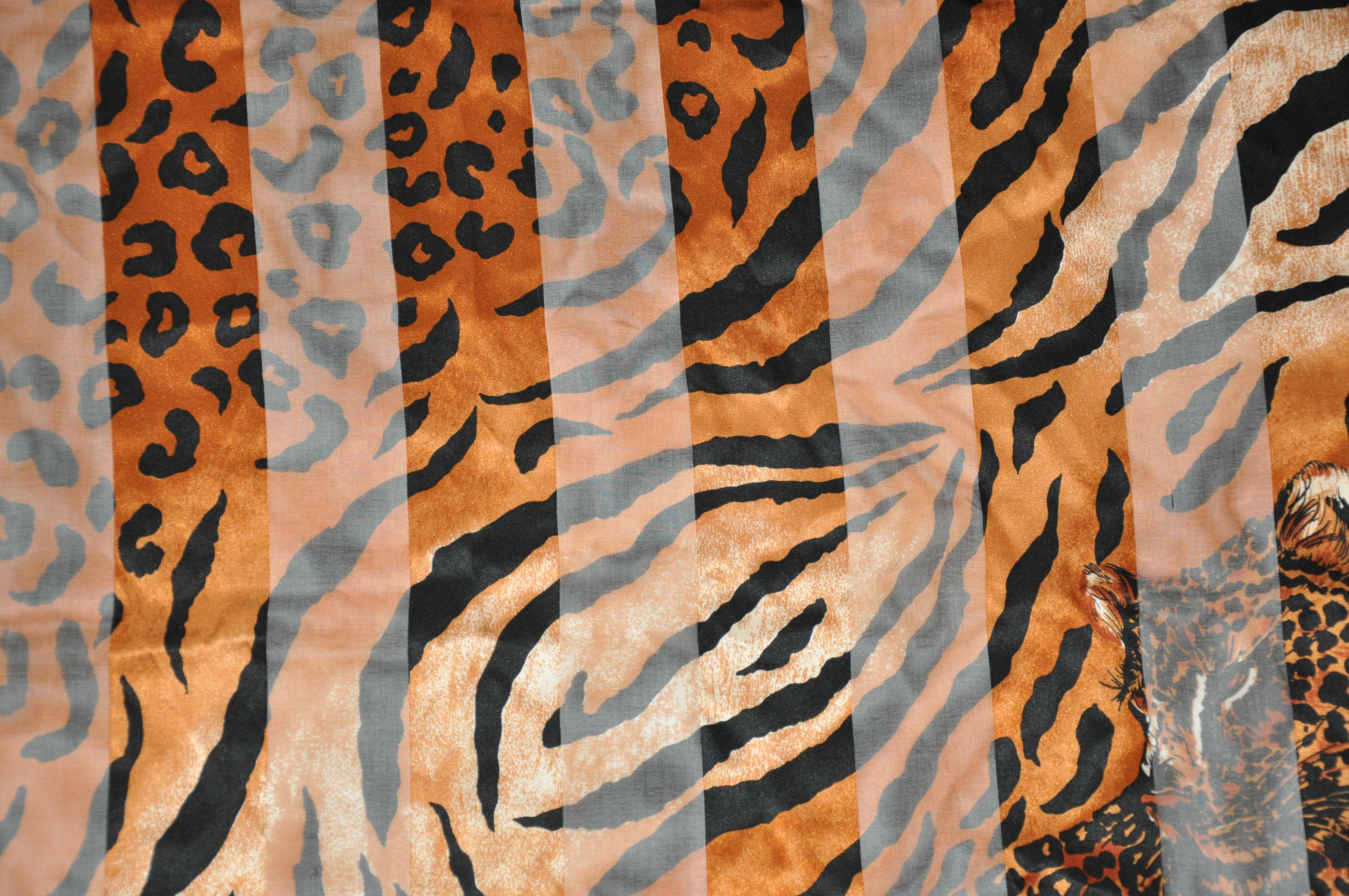 Marron Layback - Écharpe en soie et mousseline imprimée léopard avec imprimé léopard dans le dos en vente