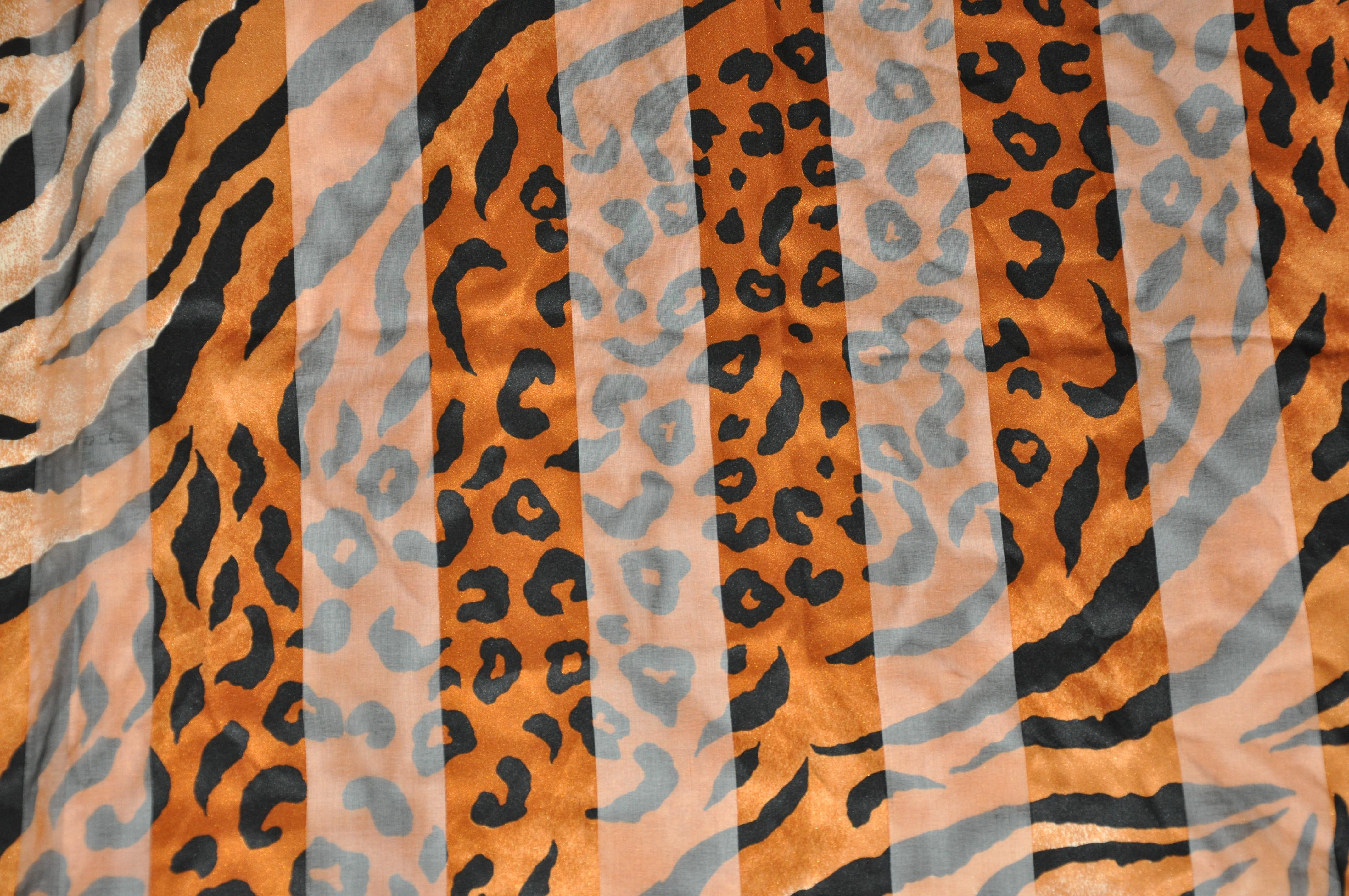 Layback - Écharpe en soie et mousseline imprimée léopard avec imprimé léopard dans le dos Bon état - En vente à New York, NY