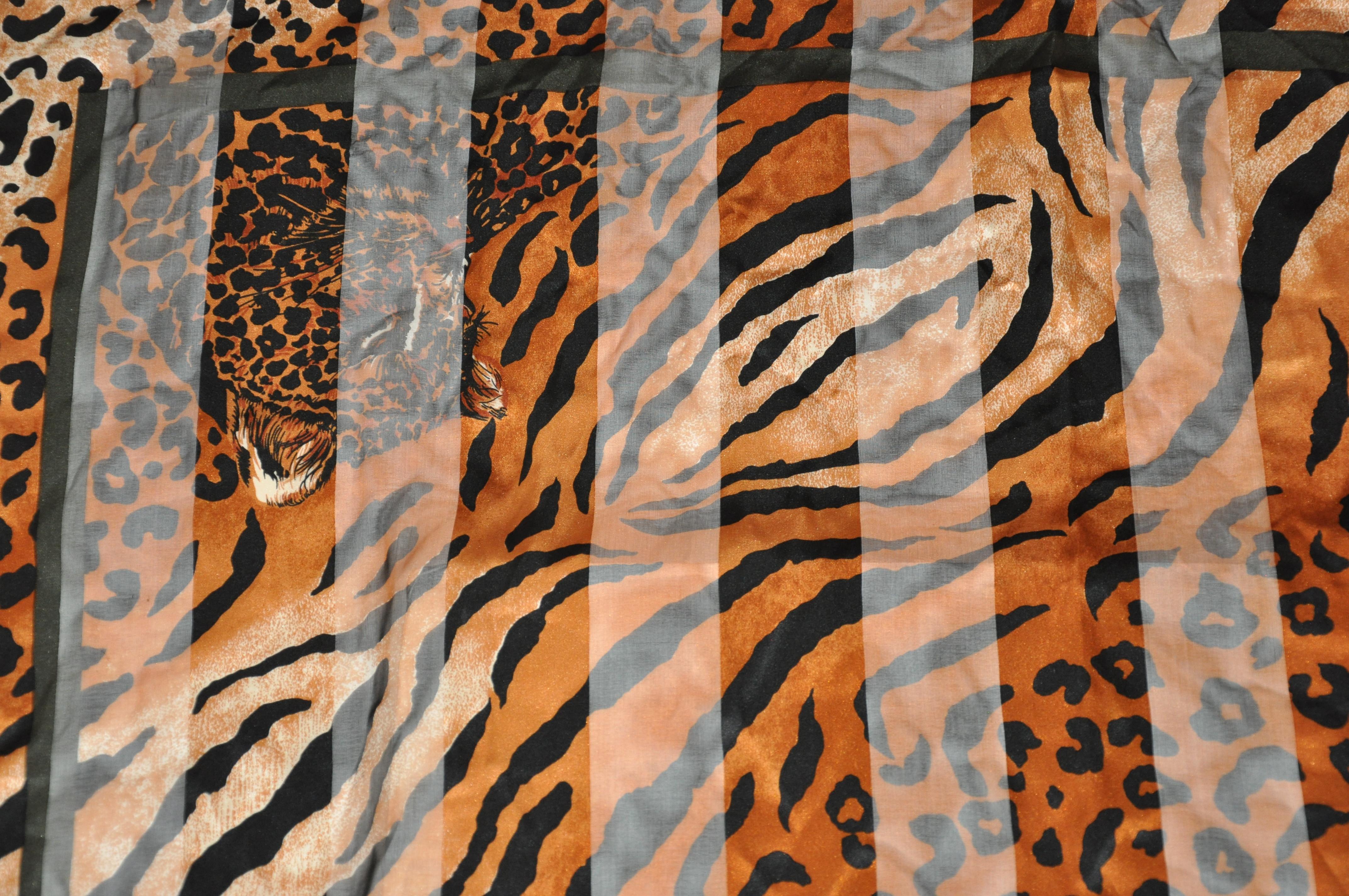 Layback - Écharpe en soie et mousseline imprimée léopard avec imprimé léopard dans le dos Unisexe en vente