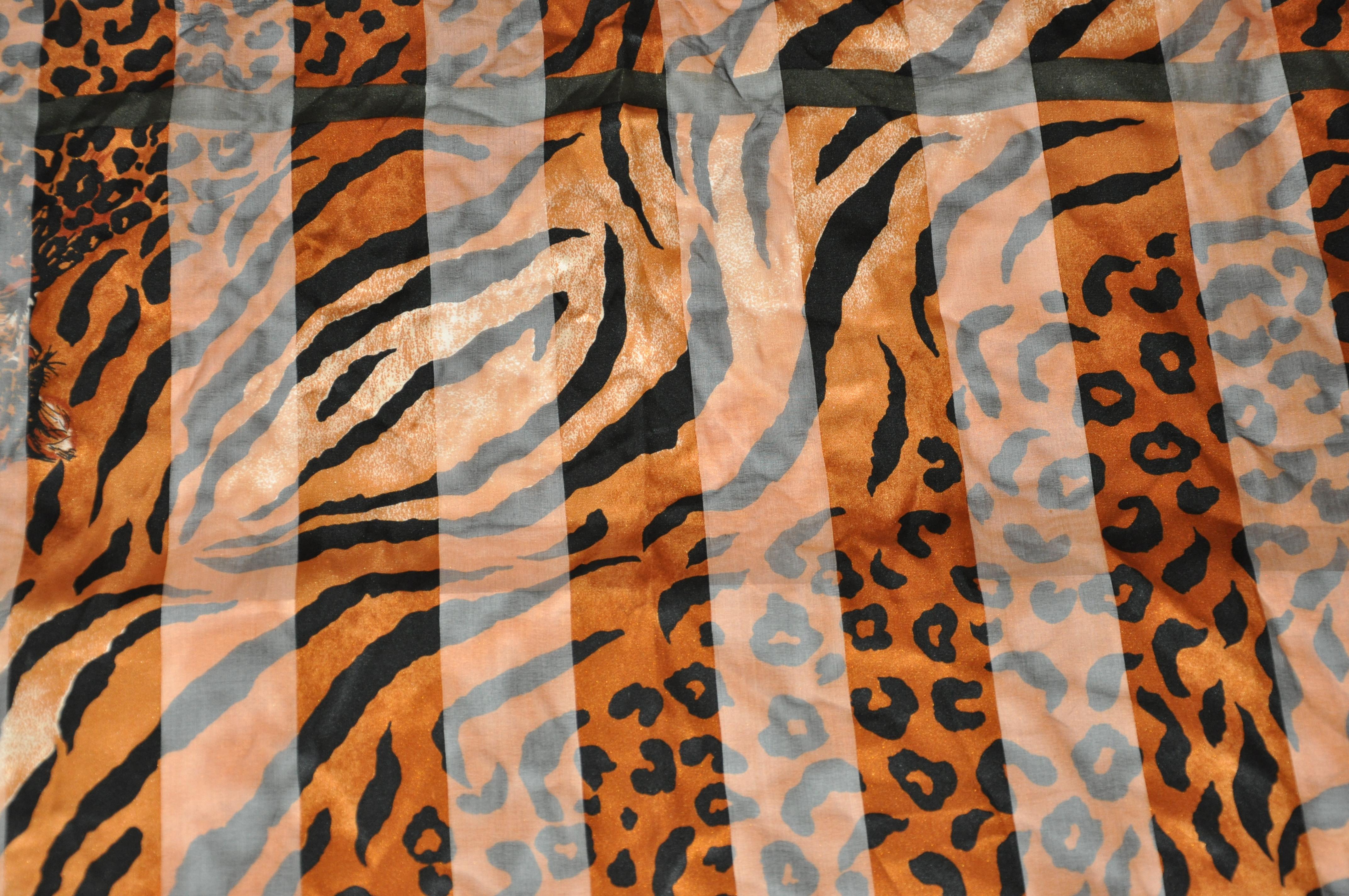 Layback - Écharpe en soie et mousseline imprimée léopard avec imprimé léopard dans le dos en vente 1