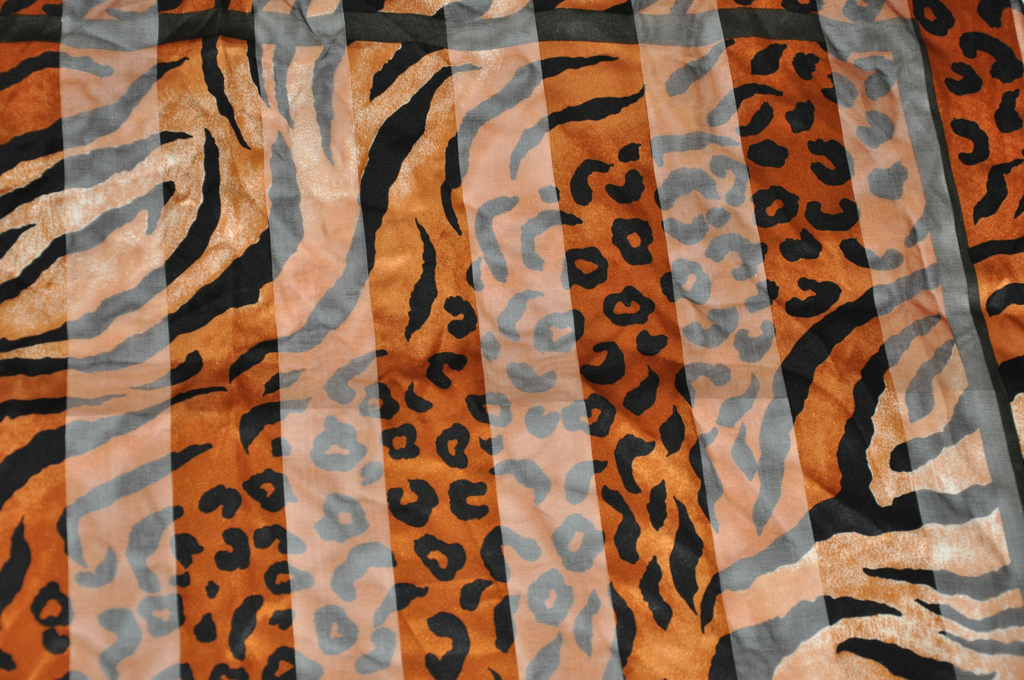 Layback - Écharpe en soie et mousseline imprimée léopard avec imprimé léopard dans le dos en vente 2