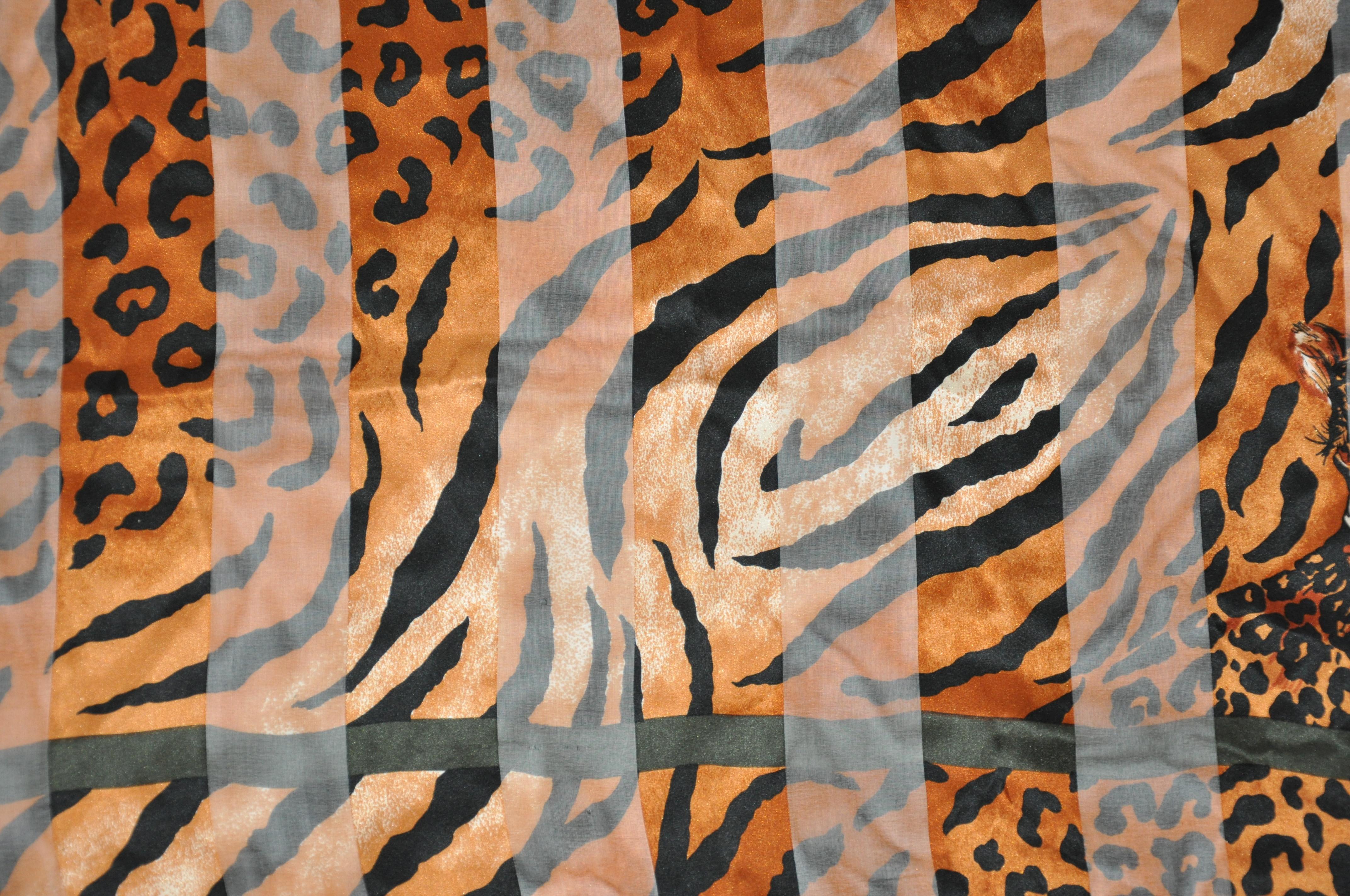 Layback - Écharpe en soie et mousseline imprimée léopard avec imprimé léopard dans le dos en vente 4