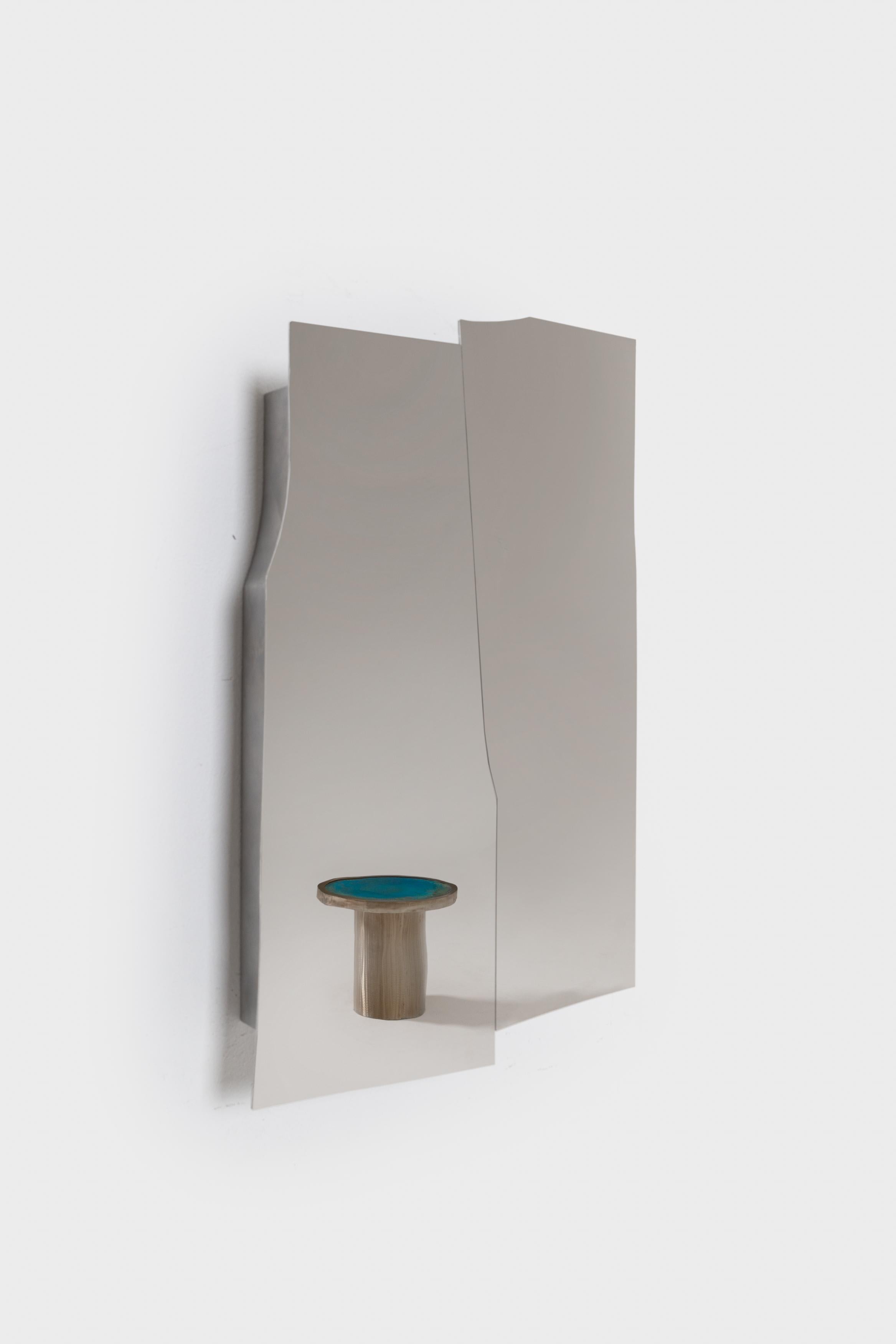 Das Spiegelkabinett ist eine Übersetzung der verbundenen Techniken, bei denen Schichten
in einer Komposition aus spiegelnden Formen, subtilen Metallblechen und
arrangiert. 

Die Serie erzählt von der Vielfalt der Materialien, die sie miteinander