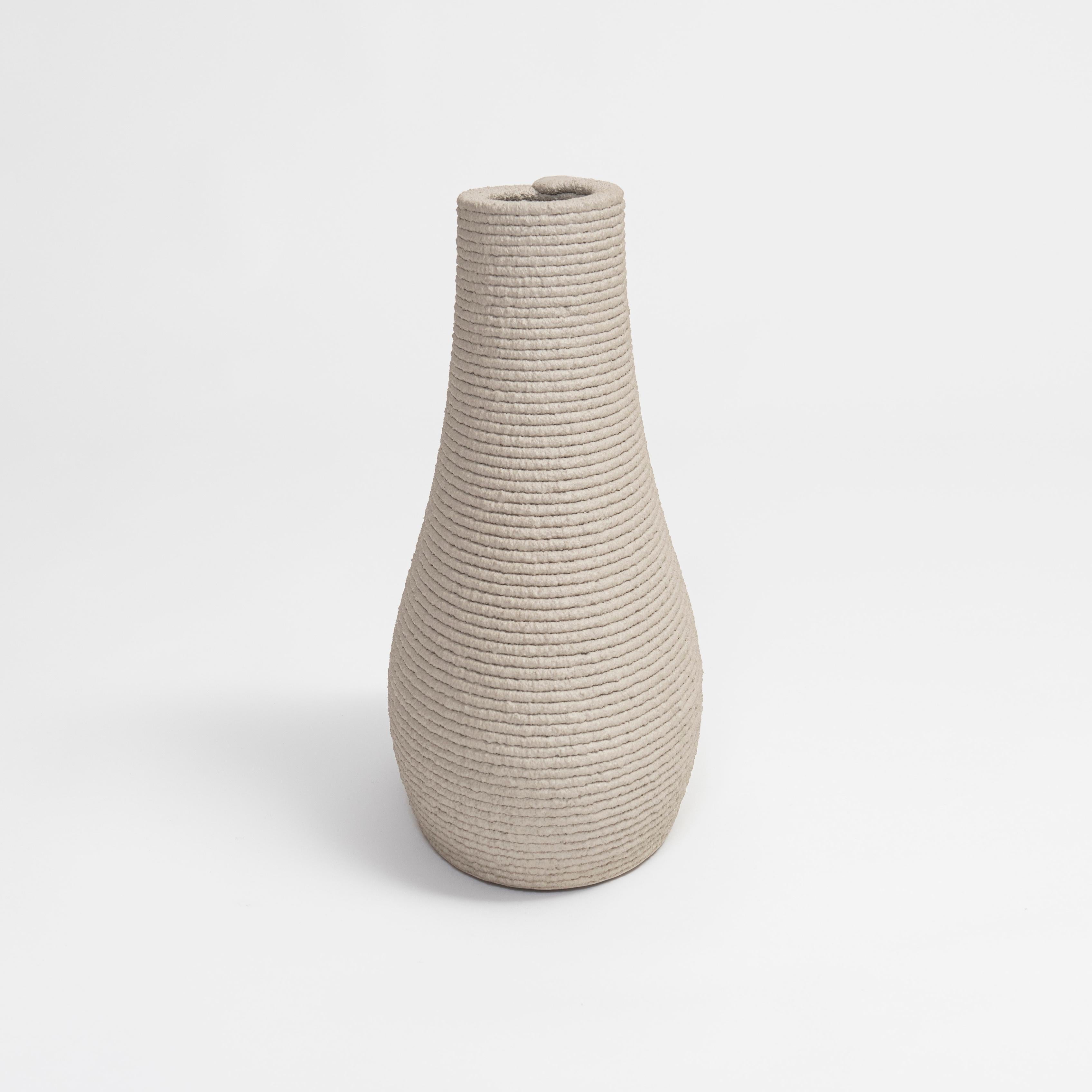 Die Layer Vase von Philipp Aduatz, die in Zusammenarbeit mit dem österreichischen Hersteller incremental3d entwickelt und gestaltet wurde, erforscht die ästhetischen Möglichkeiten des 3D-Betondrucks in einem kleinformatigen skulpturalen