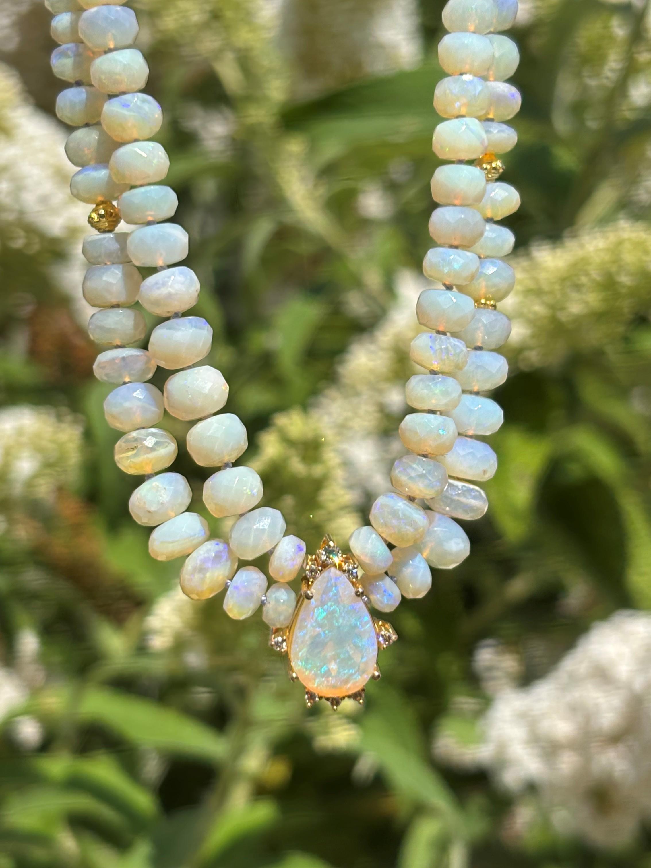 Grand collier d'opales australiennes en forme de crête d'éclair, noué à la main, terminé par une couche d'or 14K et de diamants étincelants. Toutes les pierres sont taillées à la main pour un effet de scintillement supplémentaire et contiennent un