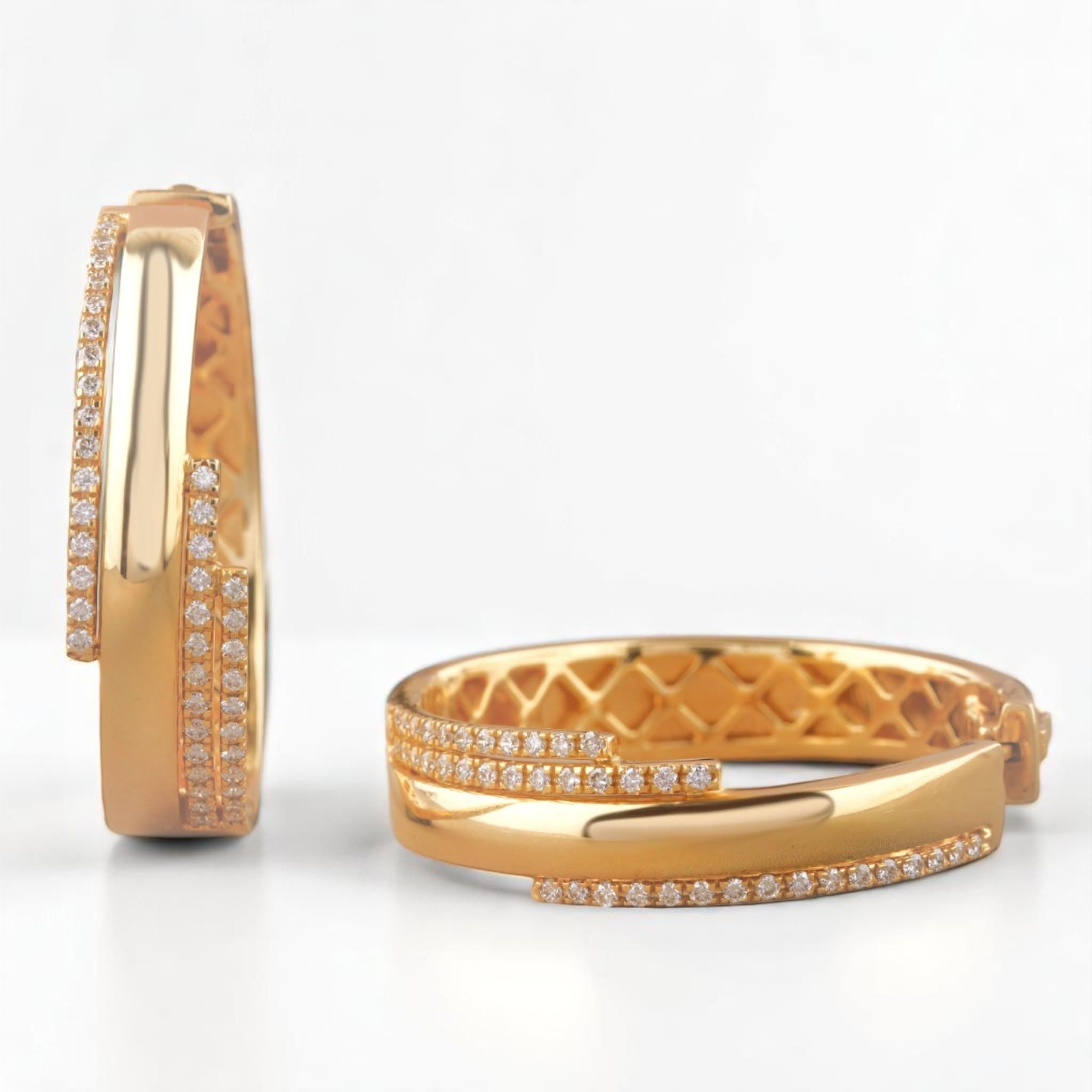 Orecchini a cerchio con diamanti a strati in oro massiccio 14k (certificati) In condizioni Nuovo in vendita a New Delhi, DL
