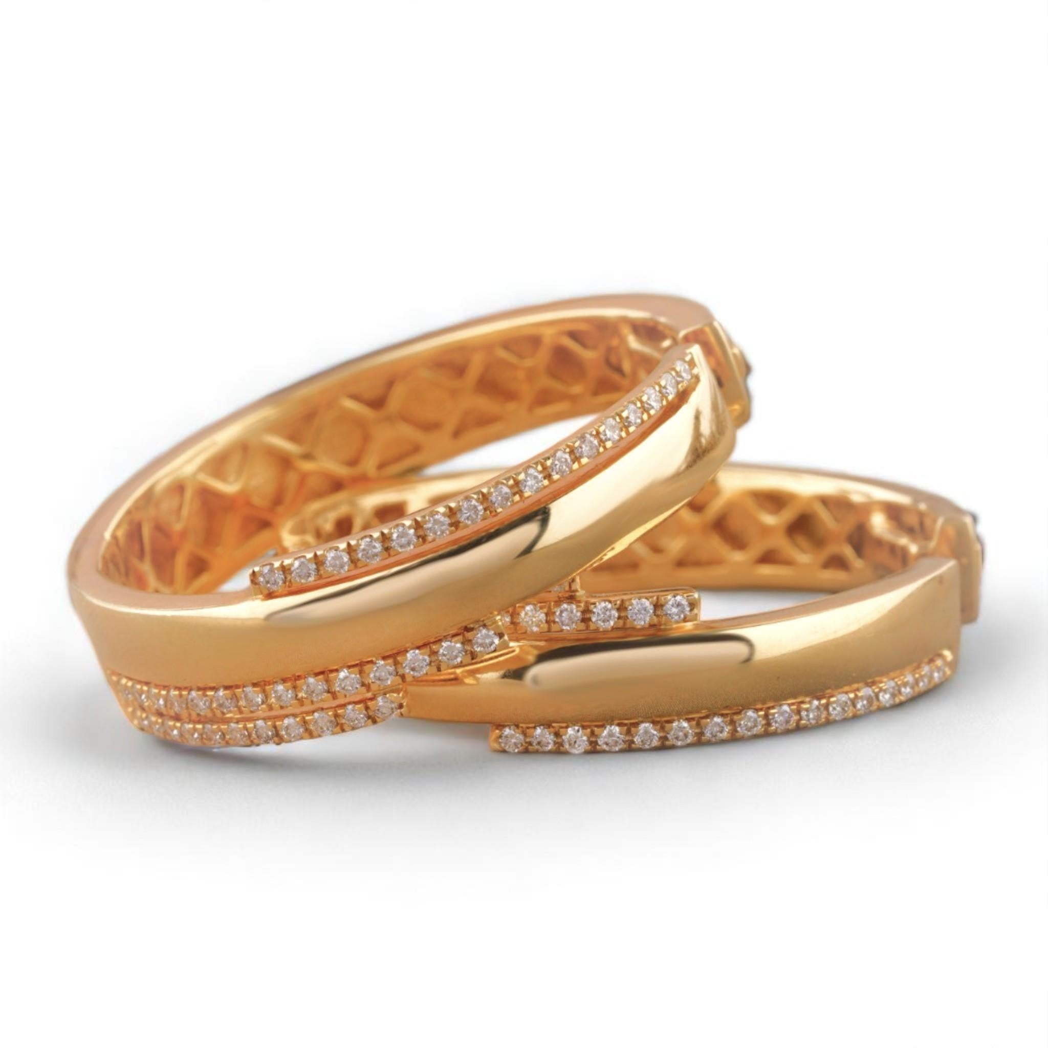 Orecchini a cerchio con diamanti a strati in oro massiccio 14k (certificati) in vendita 2