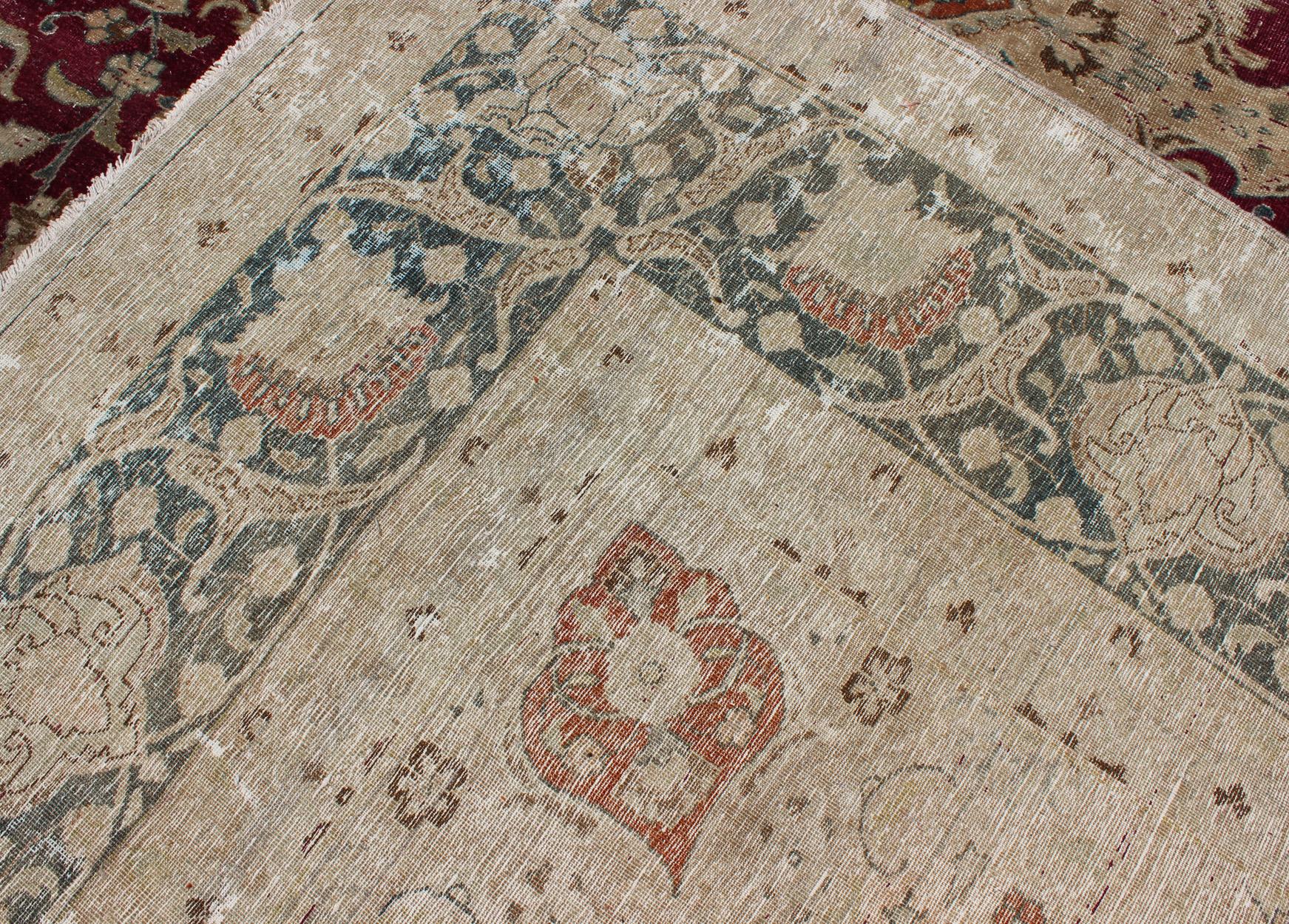 Antiker persischer Mashad-Teppich mit mehrlagigem Blumenmedaillon in Rot, Stahlblau und Creme im Angebot 6