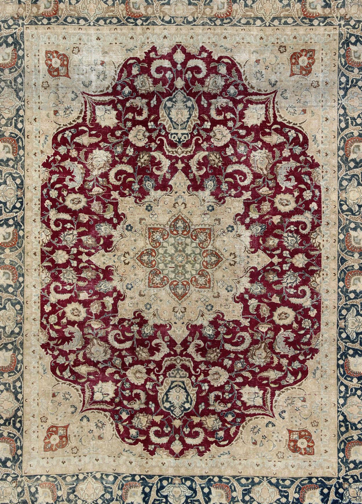 Antiker persischer Mashad-Teppich mit mehrlagigem Blumenmedaillon in Rot, Stahlblau und Creme (Agra) im Angebot