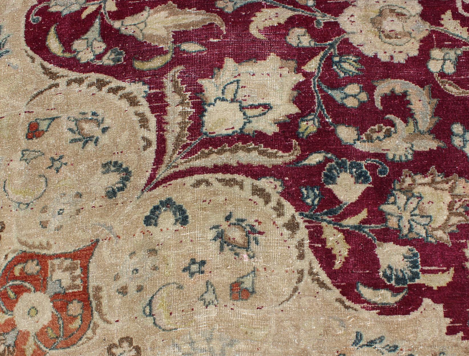 Antiker persischer Mashad-Teppich mit mehrlagigem Blumenmedaillon in Rot, Stahlblau und Creme (20. Jahrhundert) im Angebot