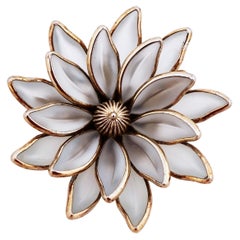 Broche figurative en forme de fleur en verre dépoli:: Crown Trifari:: années 1950