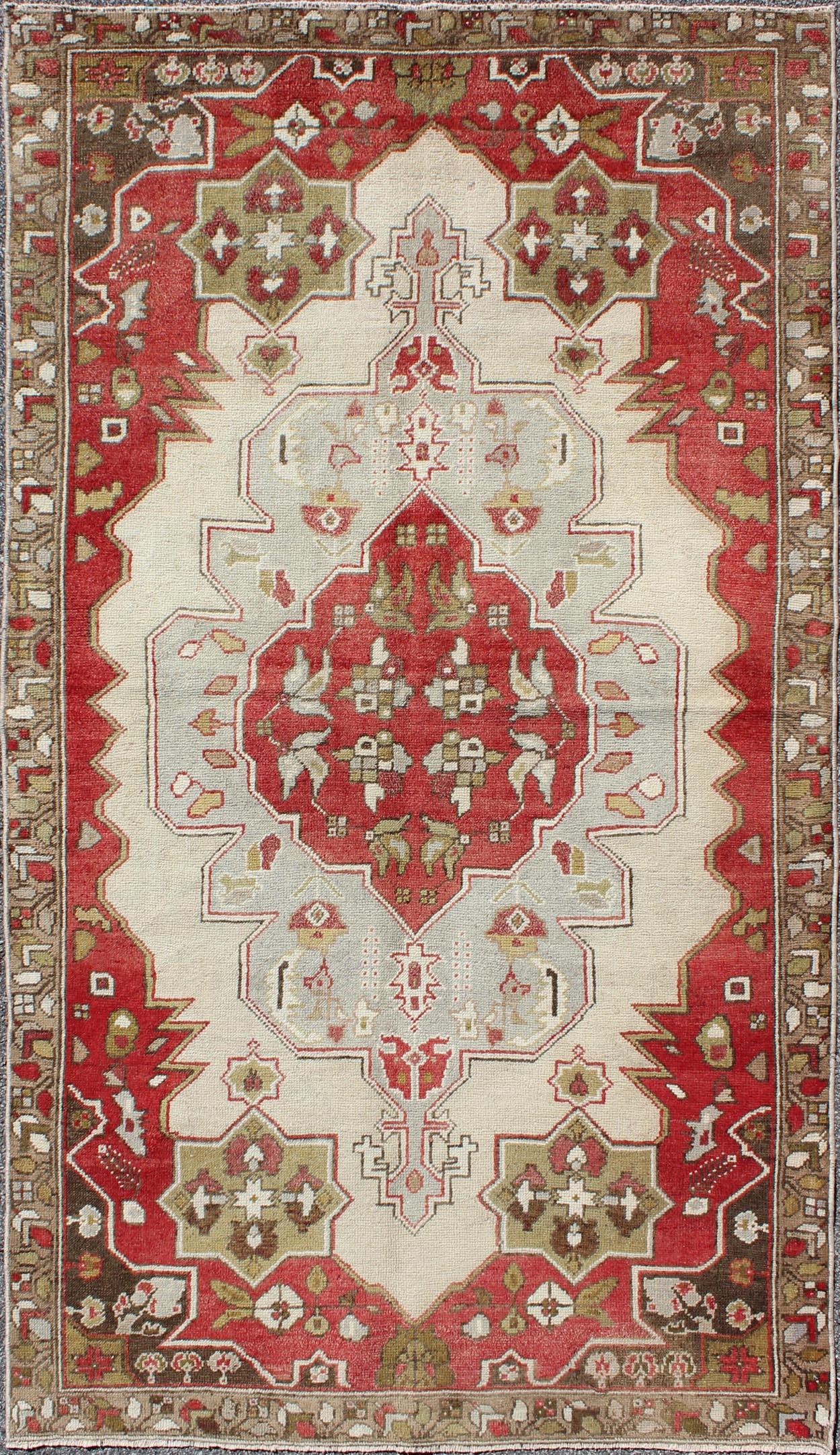 Tapis turc vintage Oushak à médaillons superposés avec motifs géométriques en vente 1