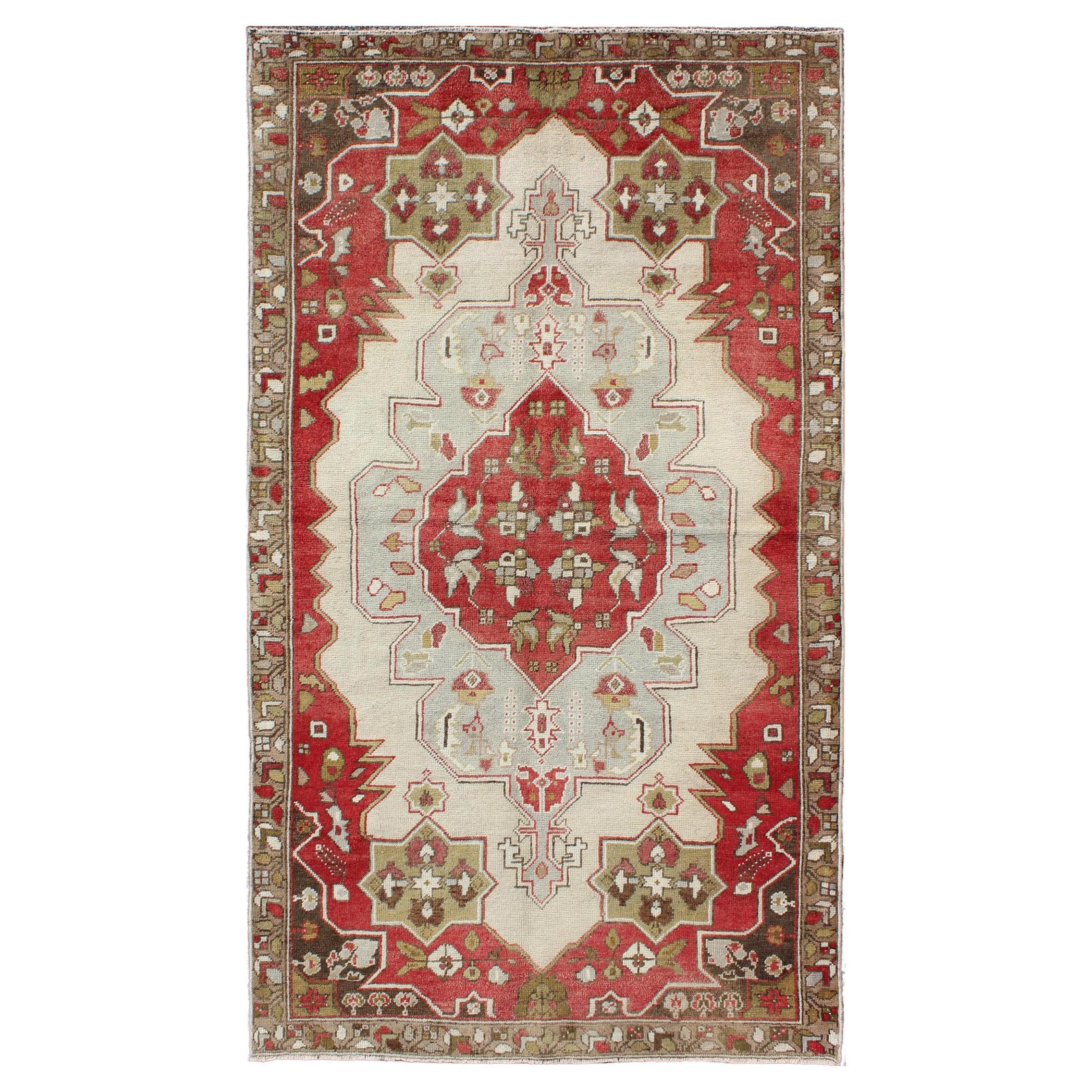 Türkischer Vintage-Teppich Oushak mit mehrlagigem Medaillon und geometrischen Motiven, Oushak