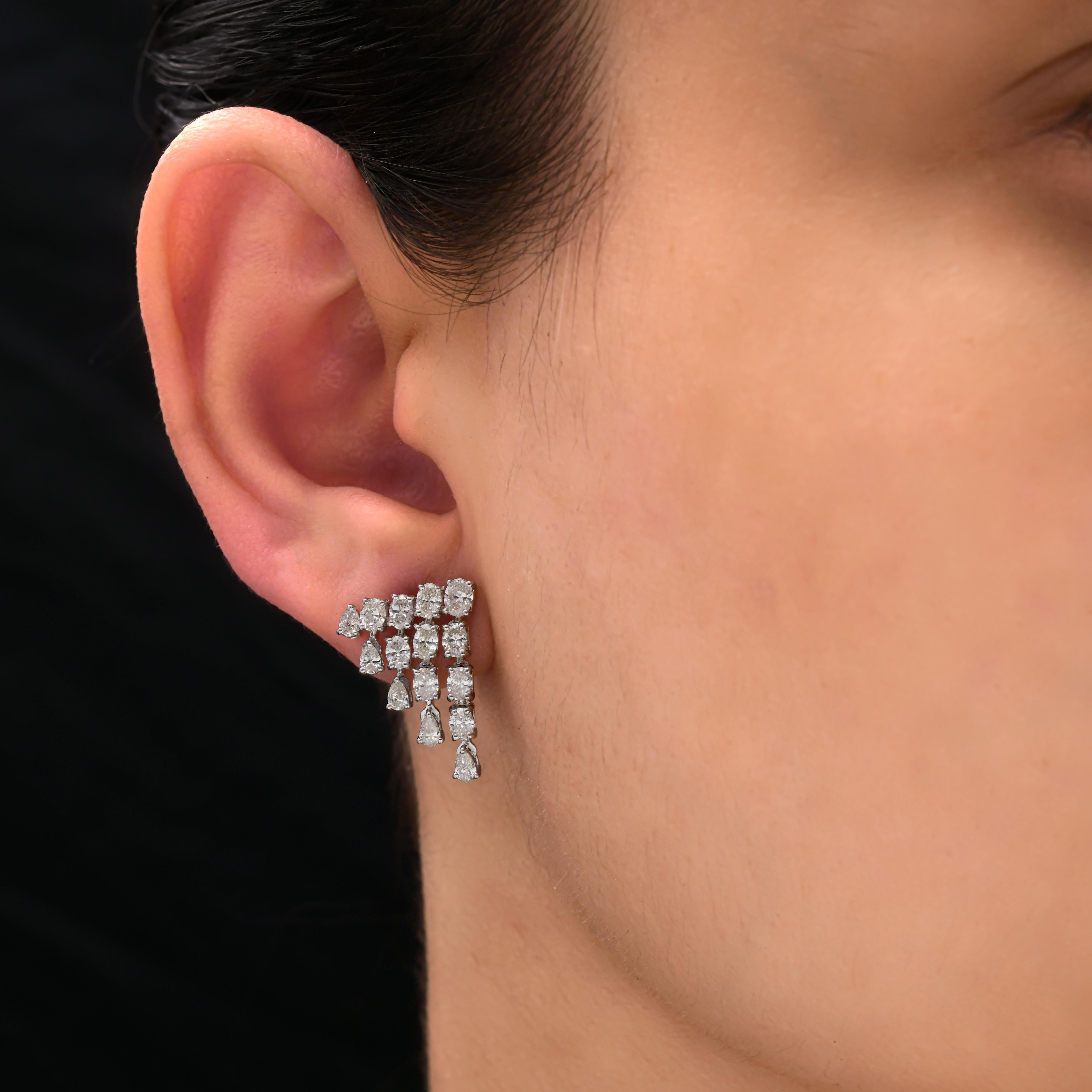 Fundidos en oro de 14 quilates, estos exquisitos pendientes están engastados con 2,15 quilates de brillantes diamantes. El diamante es una piedra de nacimiento de abril y se cree que aumenta la confianza y potencia la creatividad. Un regalo
