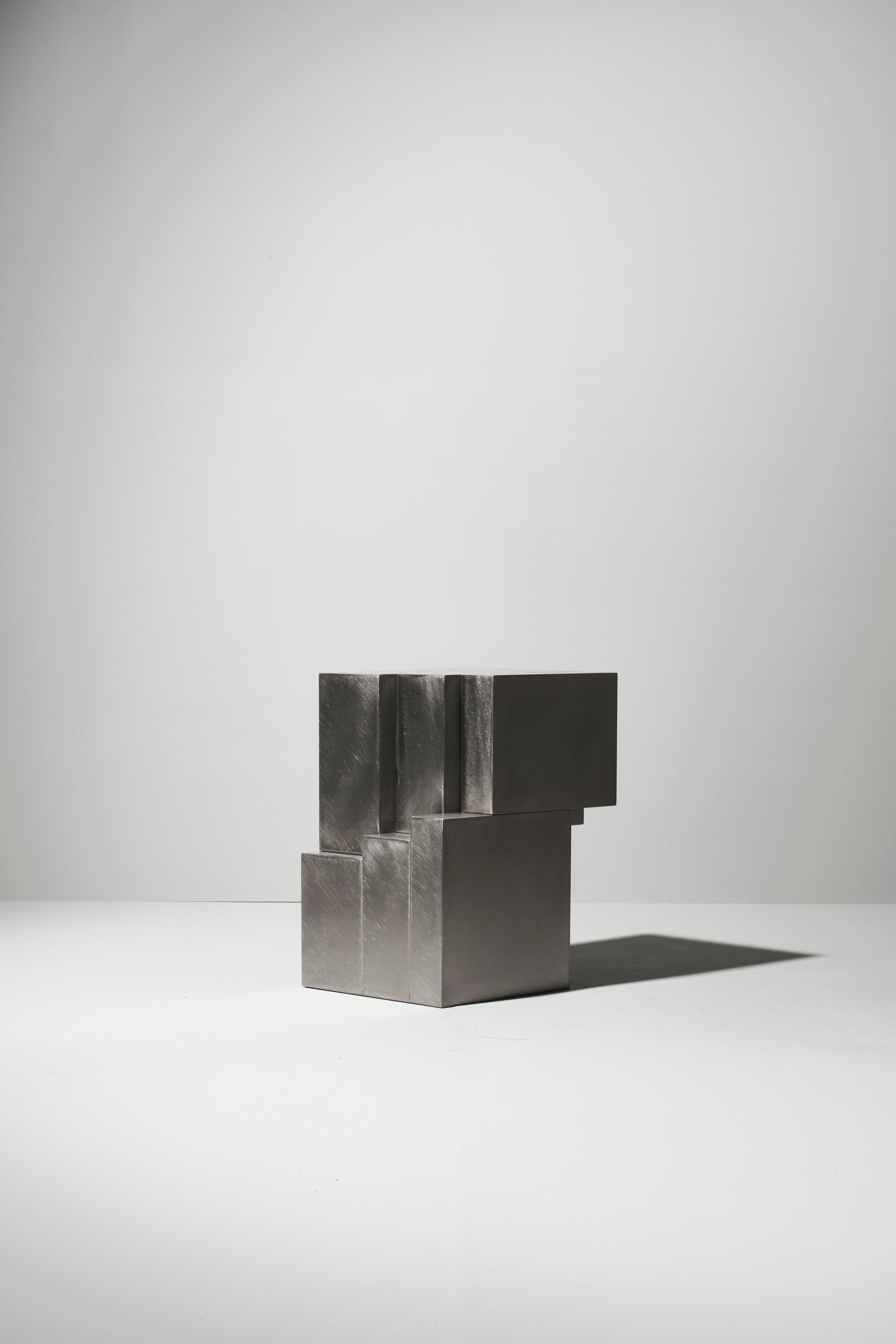 Seduta a strati in acciaio IX di Hyungshin Hwang.
Dimensioni: P 33 x L 27 x H 42 cm.
Materiali: acciaio inox.

Layered Series è il tema e il concetto principale del lavoro di Hwang, che continua il suo esperimento basato sulla composizione