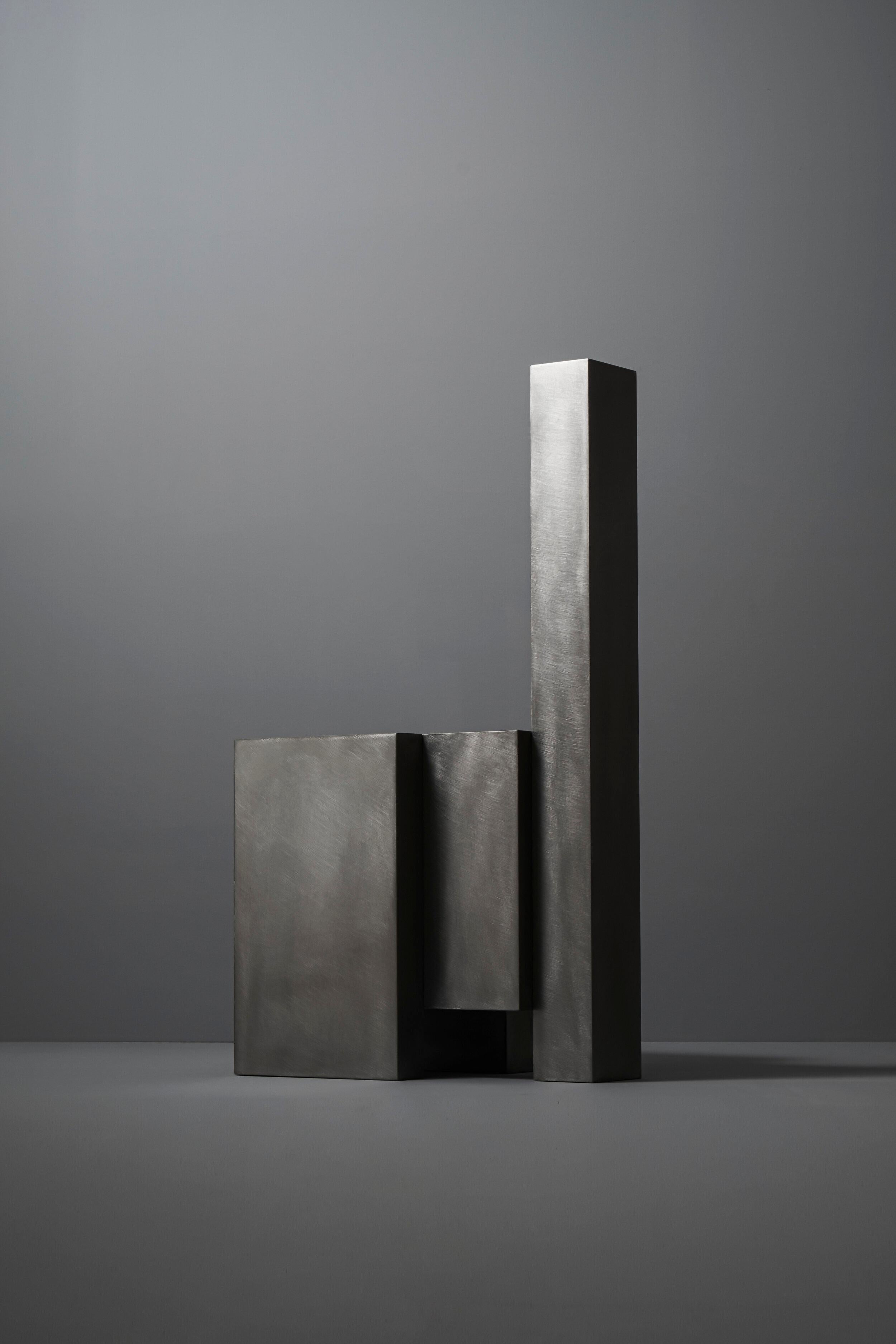 Layered steel seat VI by Hyungshin Hwang.
Dimensions: D 33 x W 51 x H 93 cm.
Materials: stainless steel.

Layered Series is the main theme and concept of work of Hwang, who continues his experiment which is based on architectural composition of