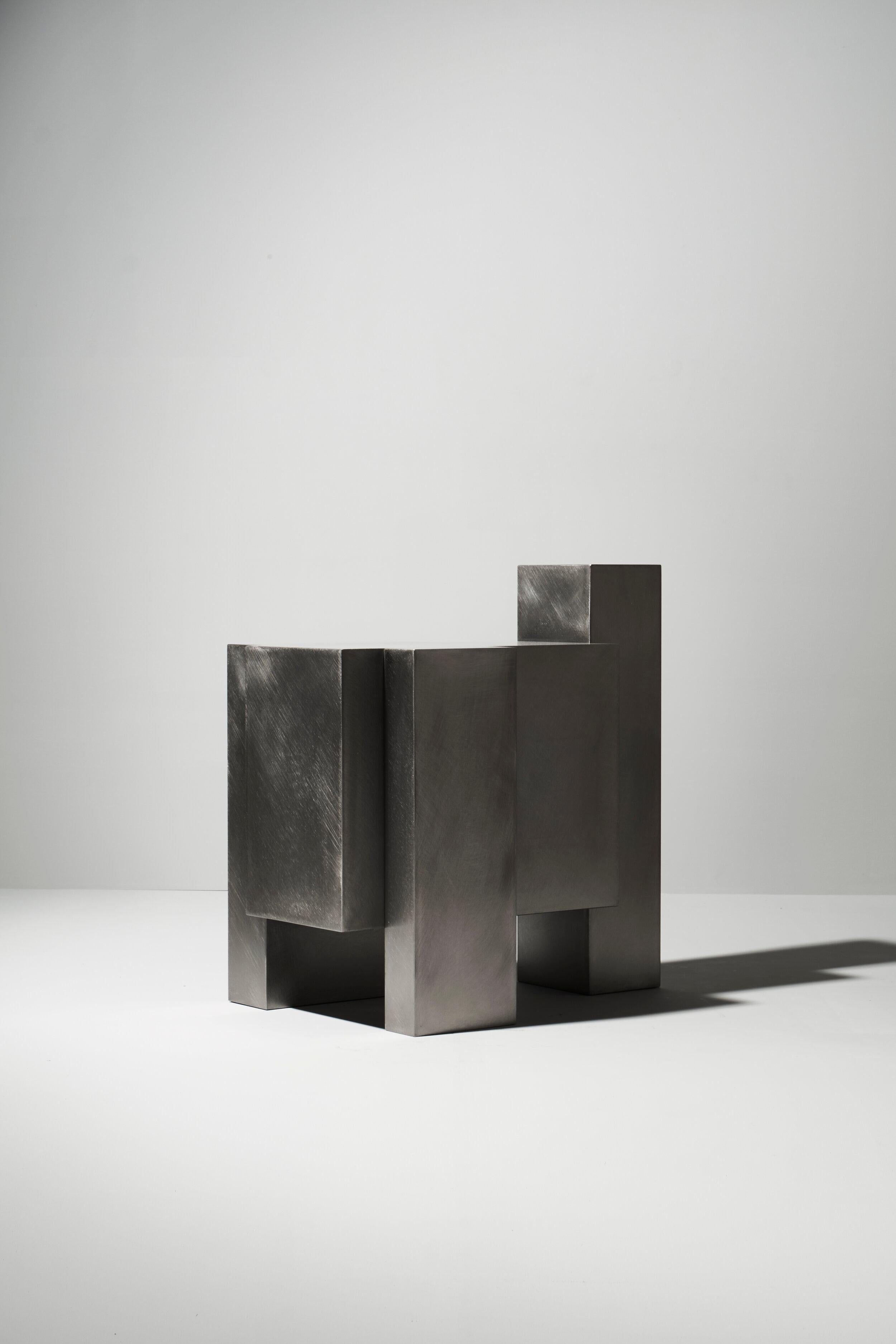 Layered steel seat XI by Hyungshin Hwang
Dimensions: D 36 x W 54 x H 54 cm
Materials: stainless steel

Layered Series is the main theme and concept of work of Hwang, who continues his experiment which is based on architectural composition of