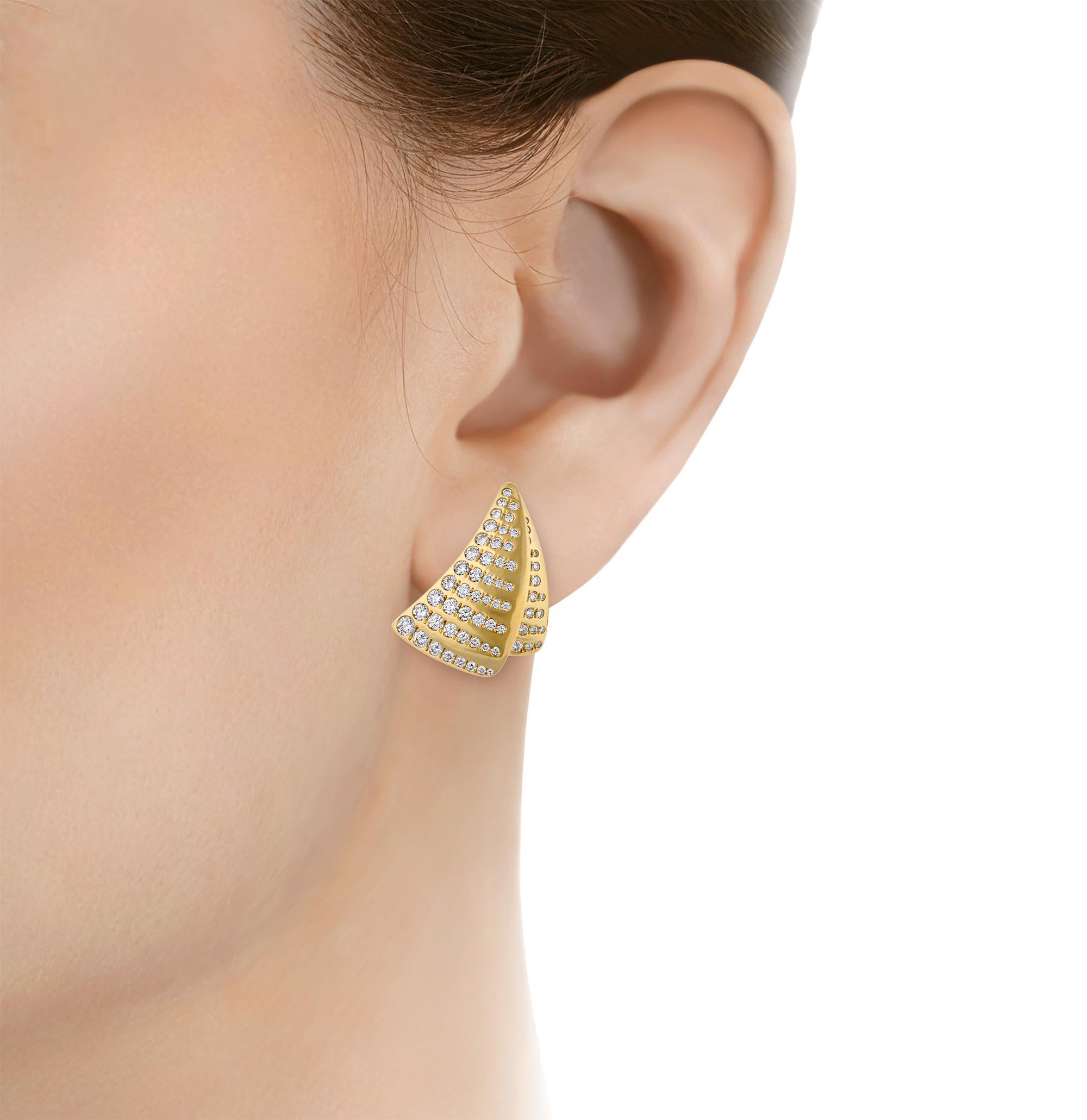 Diese exquisiten Ohrringe zeichnen sich durch ein klassisches Design mit runden Diamanten im Brillantschliff von insgesamt ca. 1,75 Karat aus. Die pavégefassten Diamanten, die sich durch ihre Farbe G und ihre Reinheit VS auszeichnen, entfalten in