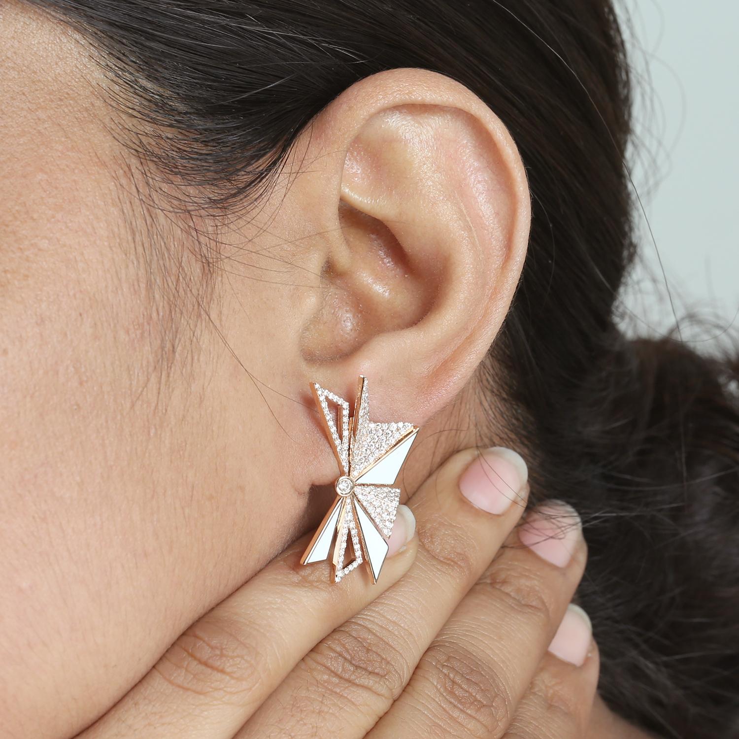 Mehrschichtige Ohrringe aus weißem Keramikband im Schleifendesign mit VS-Diamanten (Art nouveau) im Angebot
