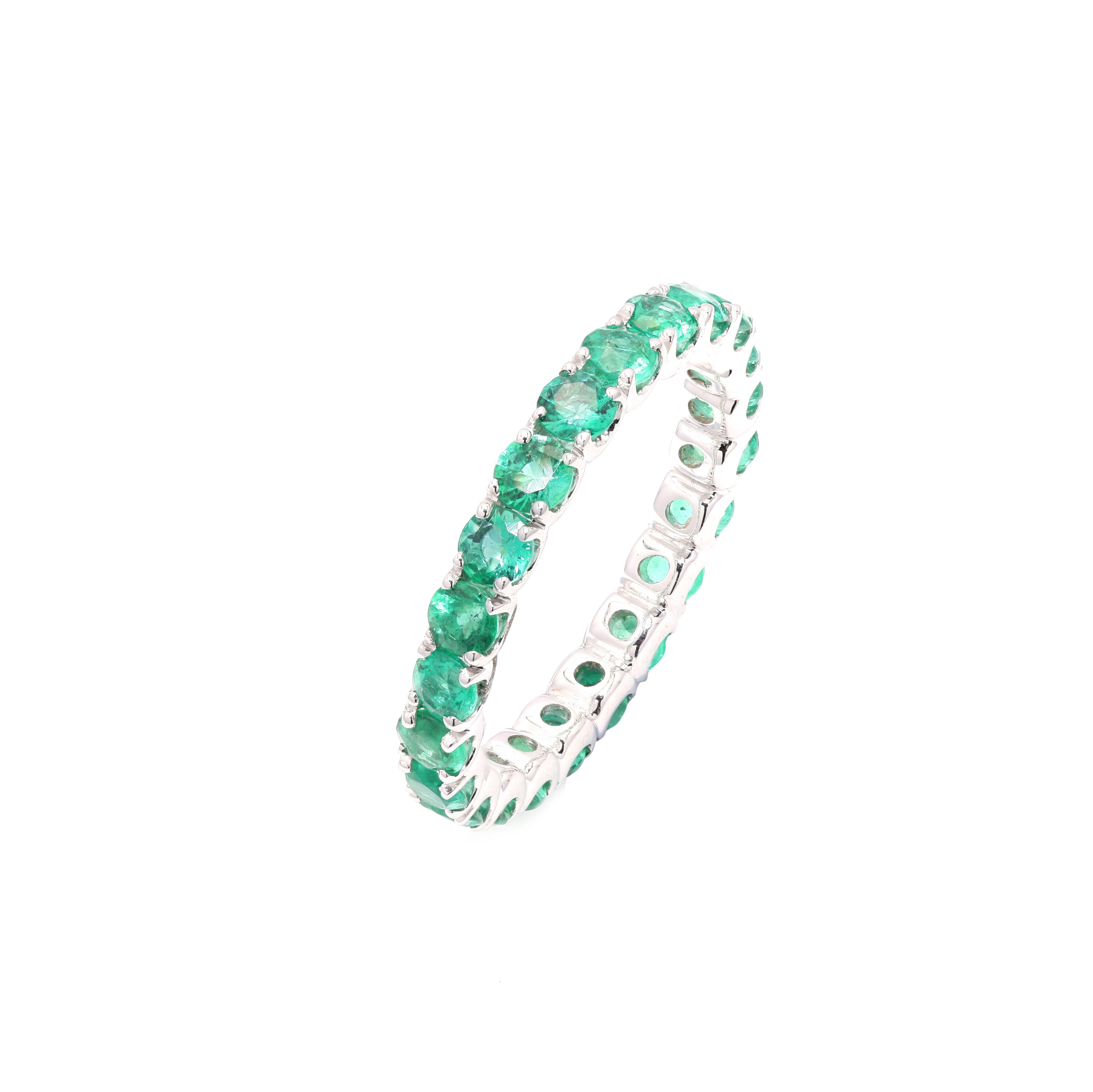 Im Angebot: Smaragd-Ring, Smaragd-Eternity-Ring, handgefertigt aus 18 Karat Weißgold () 4