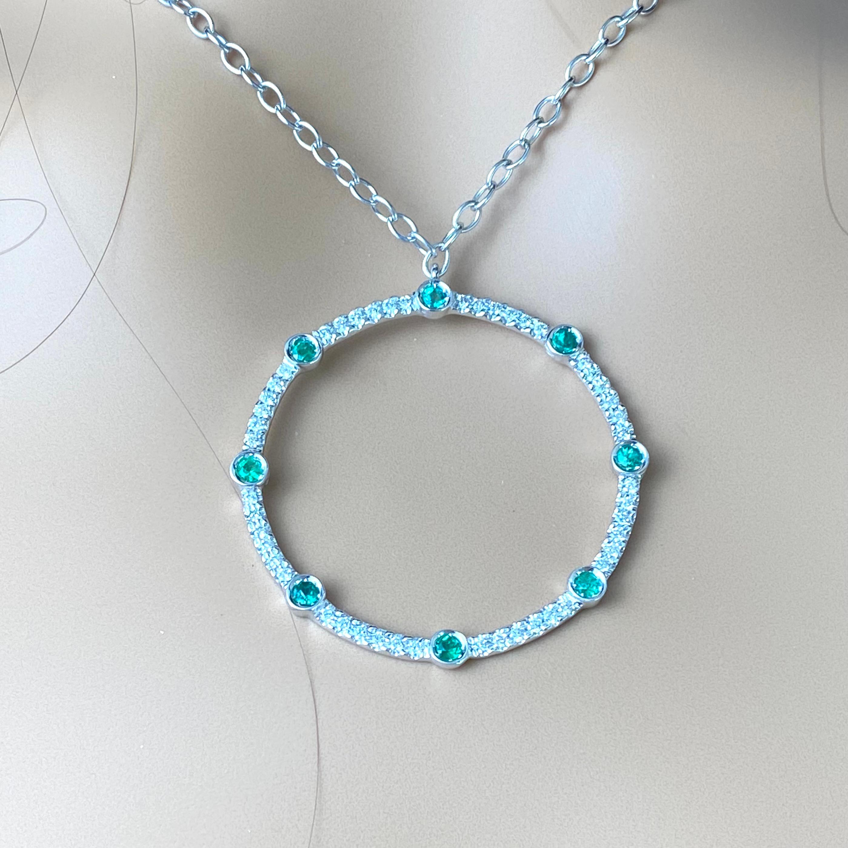 18 Karat Weißgold Halskette mit Anhänger 1,5 Zoll Smaragd-Diamanten und 1,70 Karat Diamanten 2