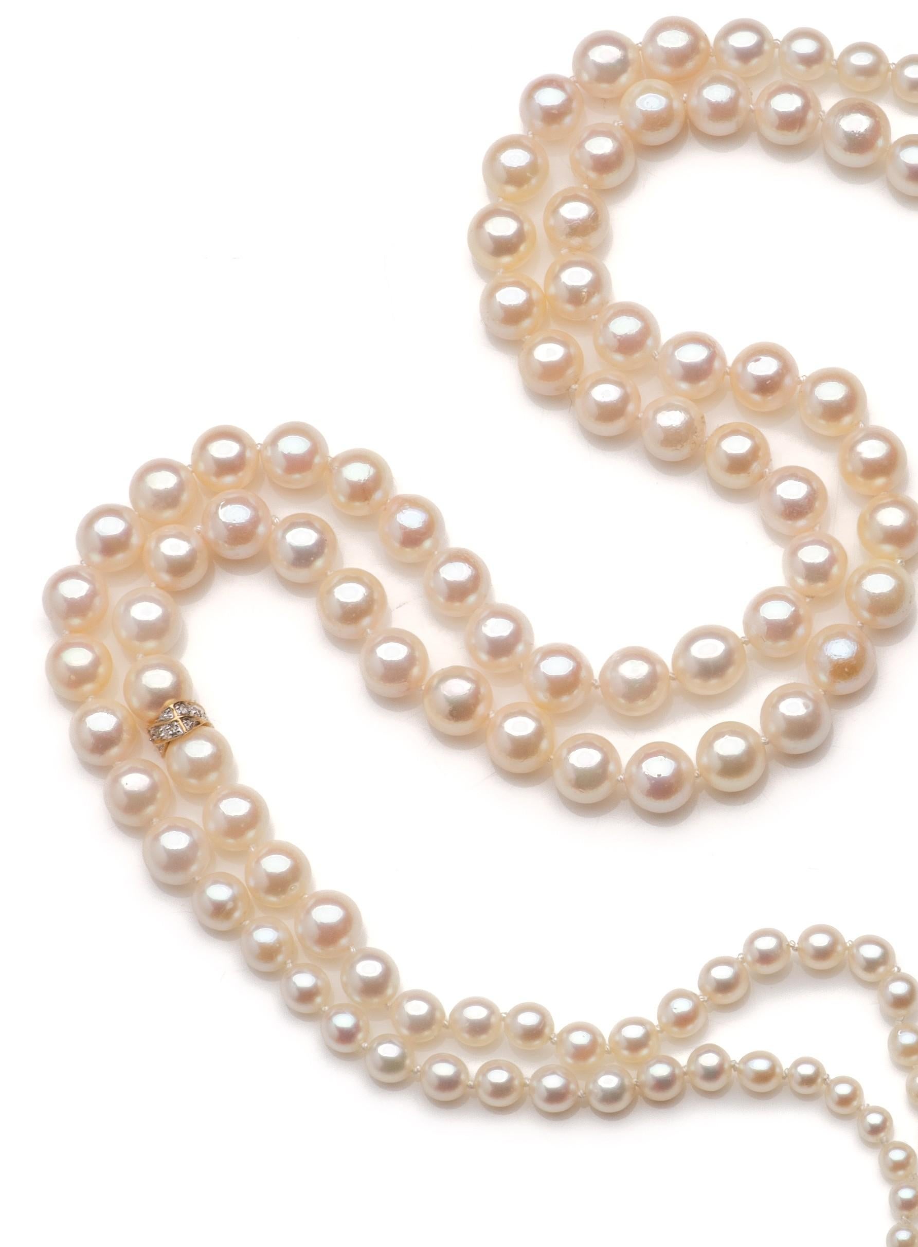 Moderne Collier en or jaune avec perles d'Akoya d'eau salée et diamants en vente