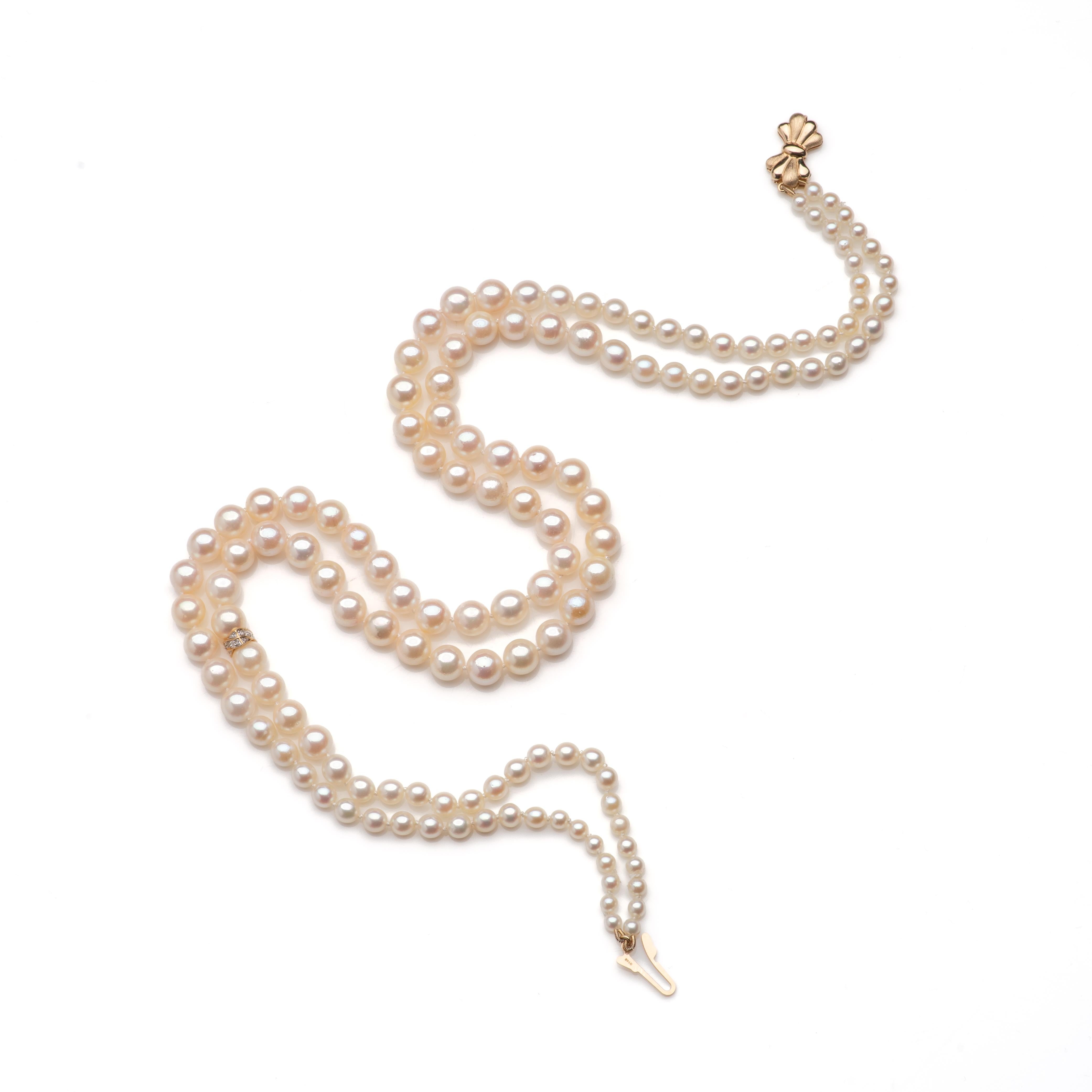 Taille pampille Collier en or jaune avec perles d'Akoya d'eau salée et diamants en vente