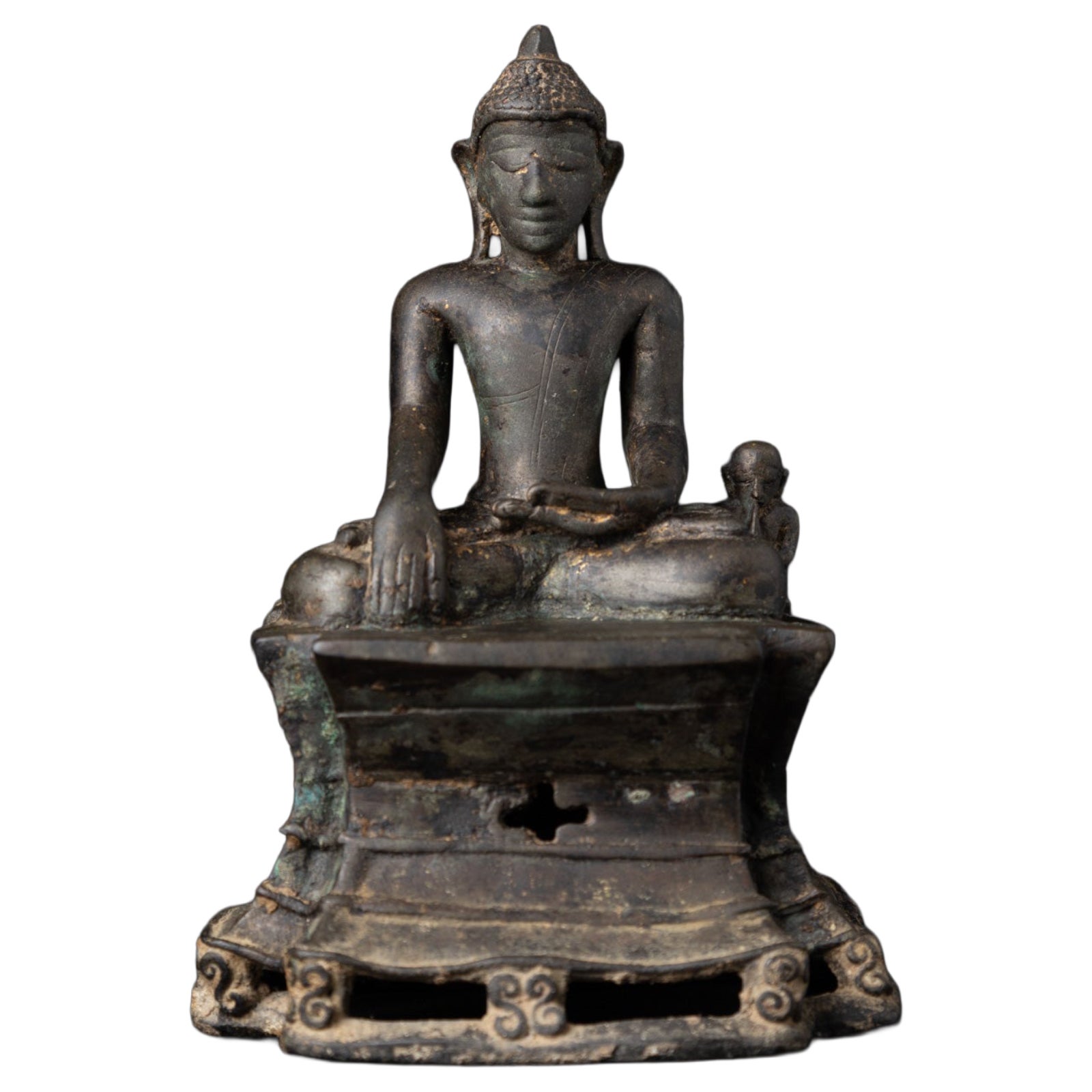 Période Laymyo : XIe-XIIe siècles. Pièce exceptionnelle : statue très ancienne de Bouddha en bronze de l'Arakan.